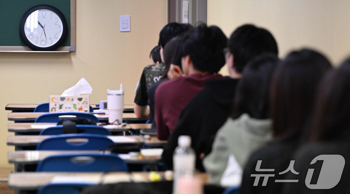 본문 이미지 - 2025학년도 대학수학능력시험 9월 모의평가 시행일인 4일 수험생들이 시험을 기다리고 있다. /뉴스1 ⓒ News1 김명섭 기자