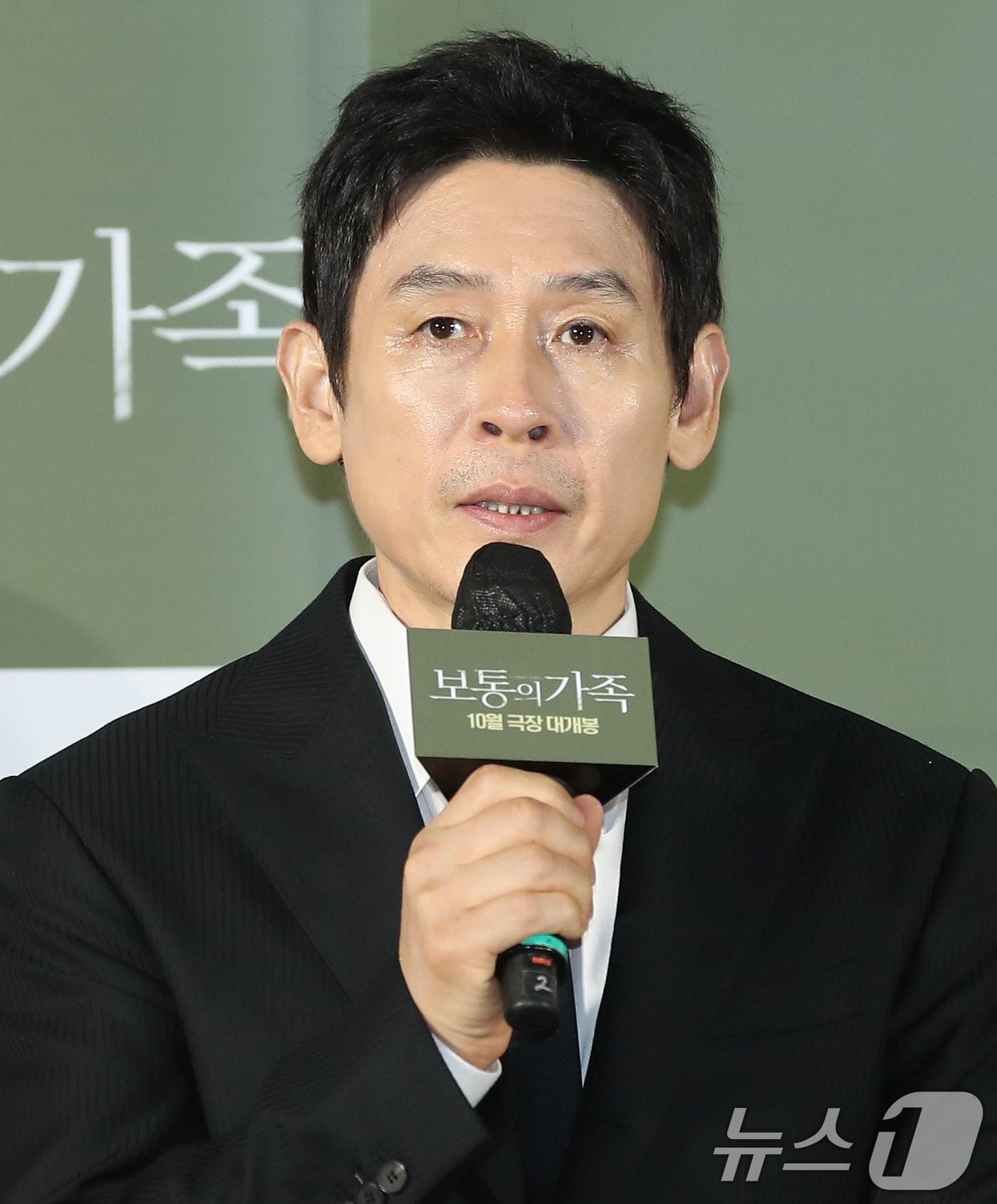 본문 이미지 - 배우 설경구가 4일 서울 광진구 건대 롯데시네마에서 열린 영화 '보통의 가족'(감독 허진호) 제작보고회에서 인사를 하고 있다. '보통의 가족'은 서로 다른 신념의 두 형제 부부가 우연히 끔찍한 비밀을 마주하게 되면서 벌어지는 이야기를 그린 작품이다. 2024.9.4/뉴스1 ⓒ News1 권현진 기자