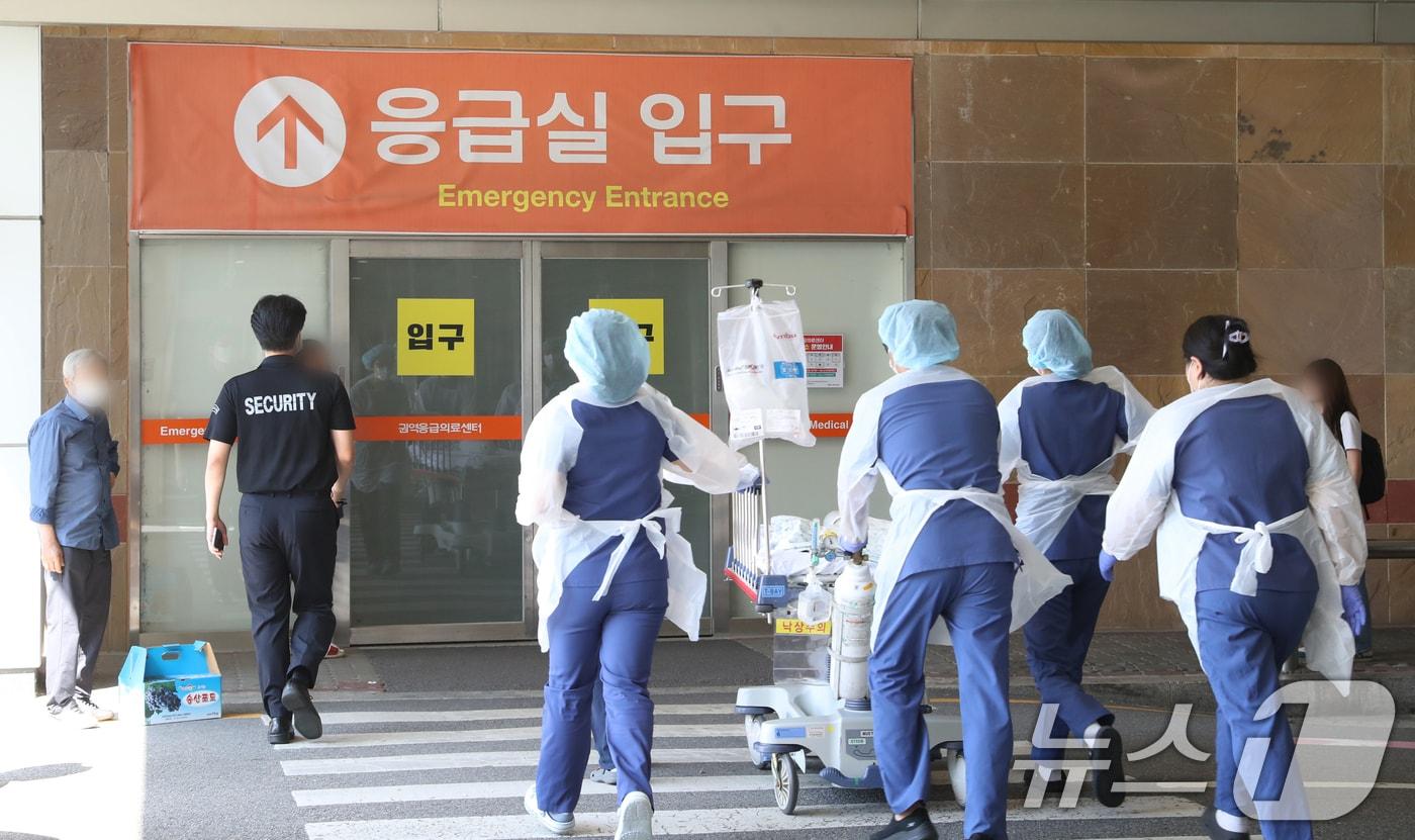 본문 이미지 - 경기도의 한 대학병원 응급실 앞으로 의료진이 지나가고 있다. (사진은 기사 내용과 관련이 없습니다.) ⓒ 뉴스1 김영운 기자
