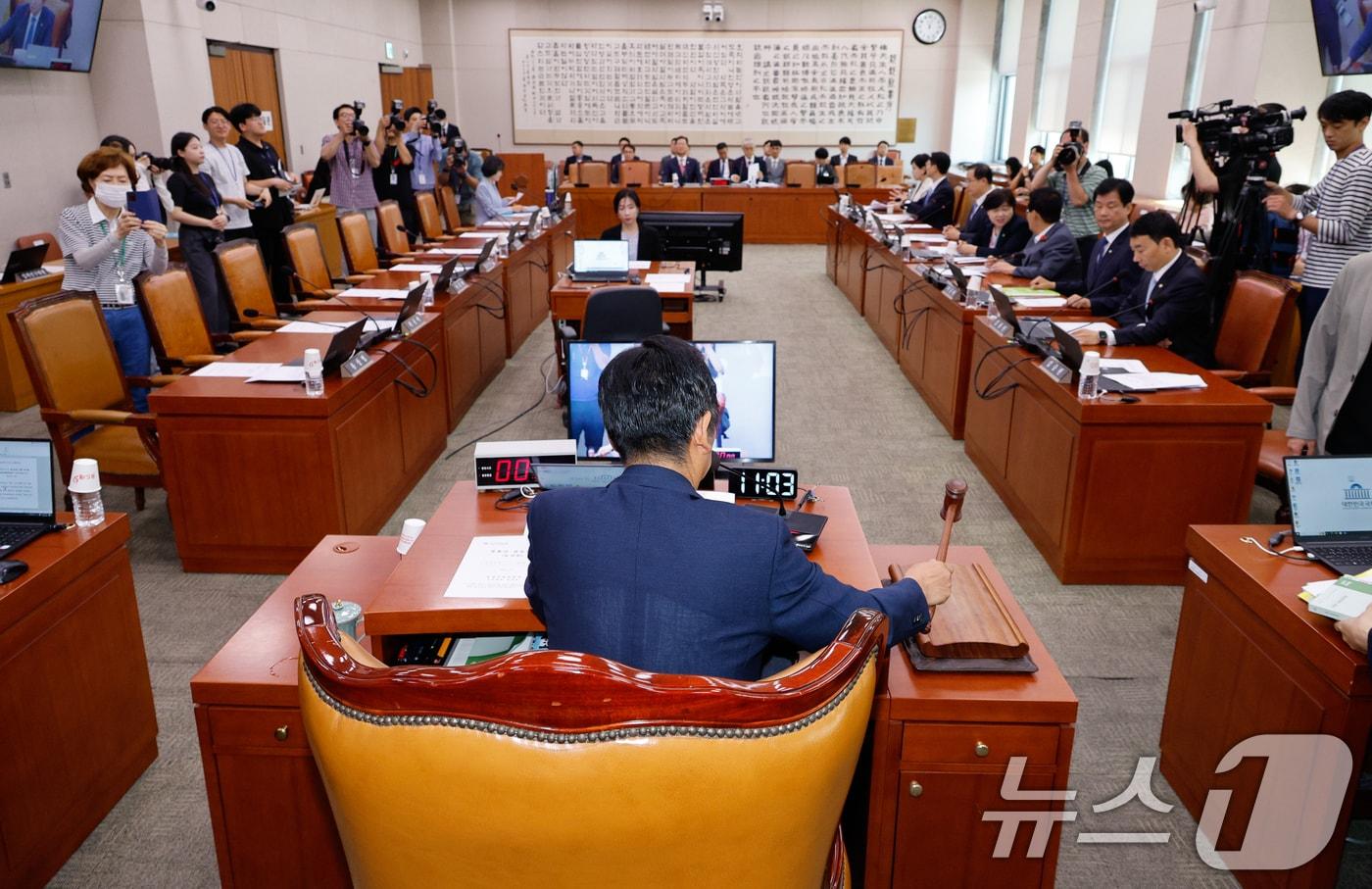 본문 이미지 - 정청래 국회 법제사법위원회 위원장이 4일 오전 서울 여의도 국회에서 열린 법사위 제418회국회(정기회) 제2차 전체회의에서 '제3자 추천' 방식을 가미한 야5당 발의 채해병 특검법에 반대하며 국민의힘 의원들이 불참한 가운데 의사봉을 두드리고 있다. 2024.9.4/뉴스1 ⓒ News1 안은나 기자