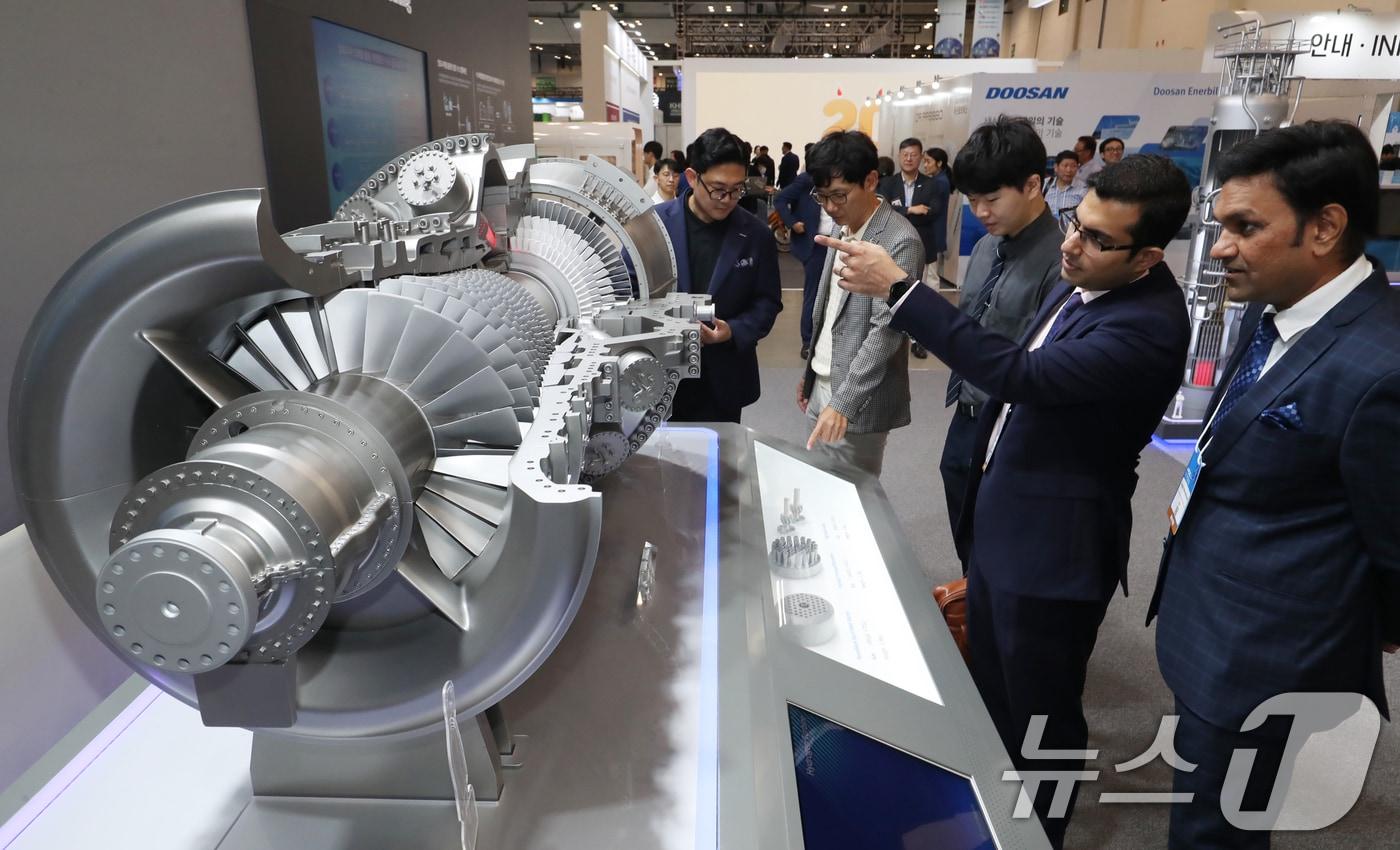 4일 부산 해운대구 벡스코 제1전시장에서 열린 &#39;2024 기후산업국제박람회&#39;에서 관람객들이 두산에너빌리티 부스를 찾아 수소터빈 모형을 둘러보고 있다. 2024.9.4/뉴스1 ⓒ News1 윤일지 기자