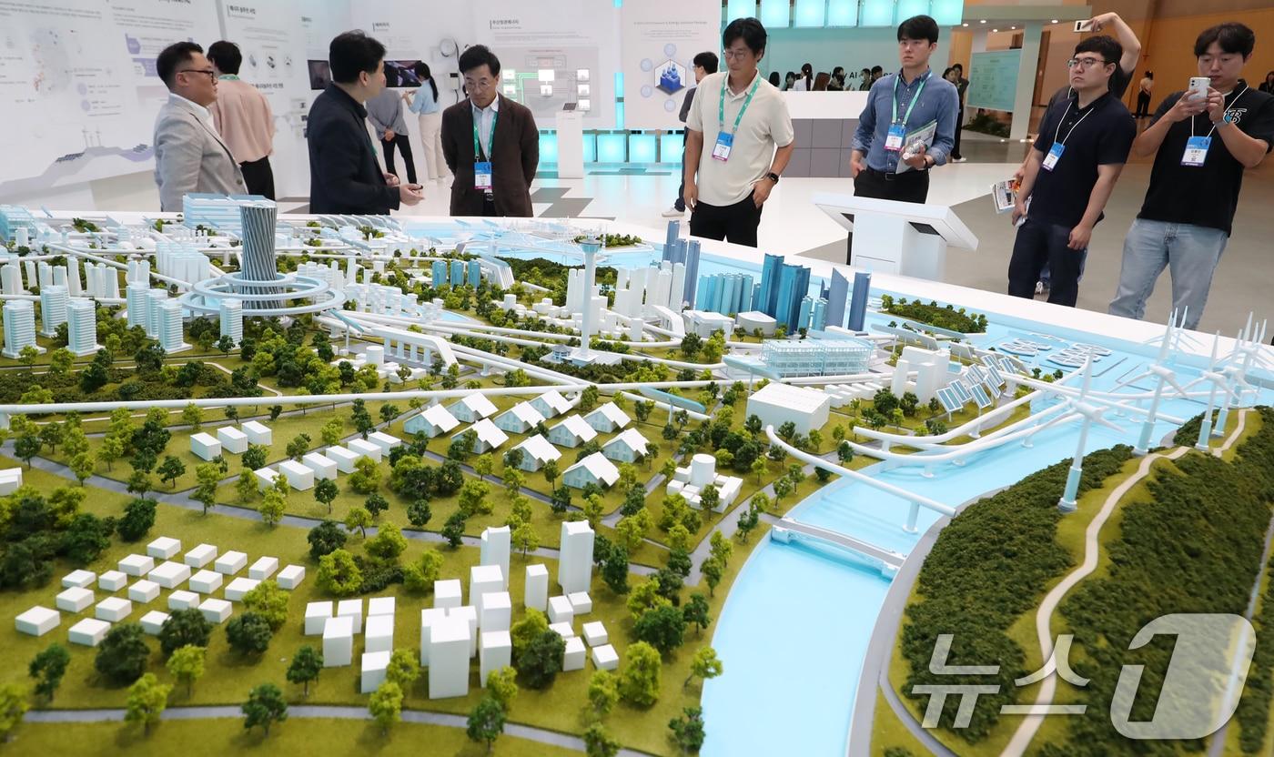 4일 부산 해운대구 벡스코 제1전시장에서 열린 &#39;2024 기후산업국제박람회&#39;에서 관람객들이 SK E&S 부스를 찾아 다양한 친환경 에너지 기술이 적용된 미래 도시의 모습을 살펴보고 있다. 이번 박람회는 &#39;기후 기술로 열어가는 무탄소에너지&#40;CFE&#41; 시대&#39;를 주제로 기후·에너지 분야 11개 콘퍼런스, 5개 전시관 537개 기업 전시, 55개 부대행사로 구성돼 오는 6일까지 열린다. 2024.9.4/뉴스1 ⓒ News1 윤일지 기자