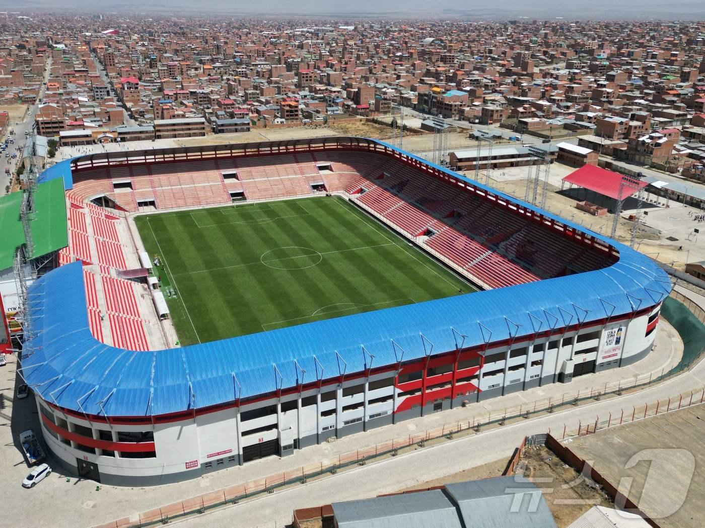 본문 이미지 - 해발 4150m에 위치한 볼리비아 엘알토의 축구장. ⓒ AFP=뉴스1