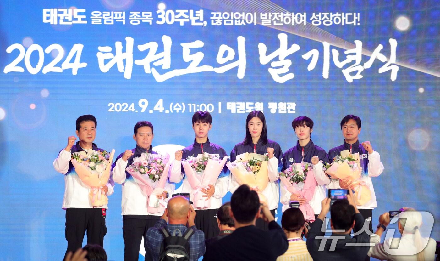 2024 태권도의 날 기념식이 열린 지난해 9월 전북자치도 무주군 태권도원에서 파리올림픽 선수단이 꽃다발을 받고 기념촬영을 하고 있다. 2024.9.4/뉴스1 ⓒ News1 유경석 기자