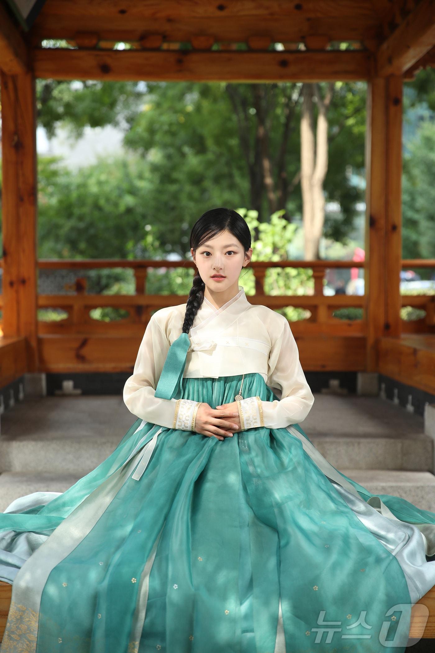 본문 이미지 - 키스오브라이프 하늘이 한복을 곱게 차려 입고 한가위 인사를 전하고 있다. ⓒ News1 권현진 기자