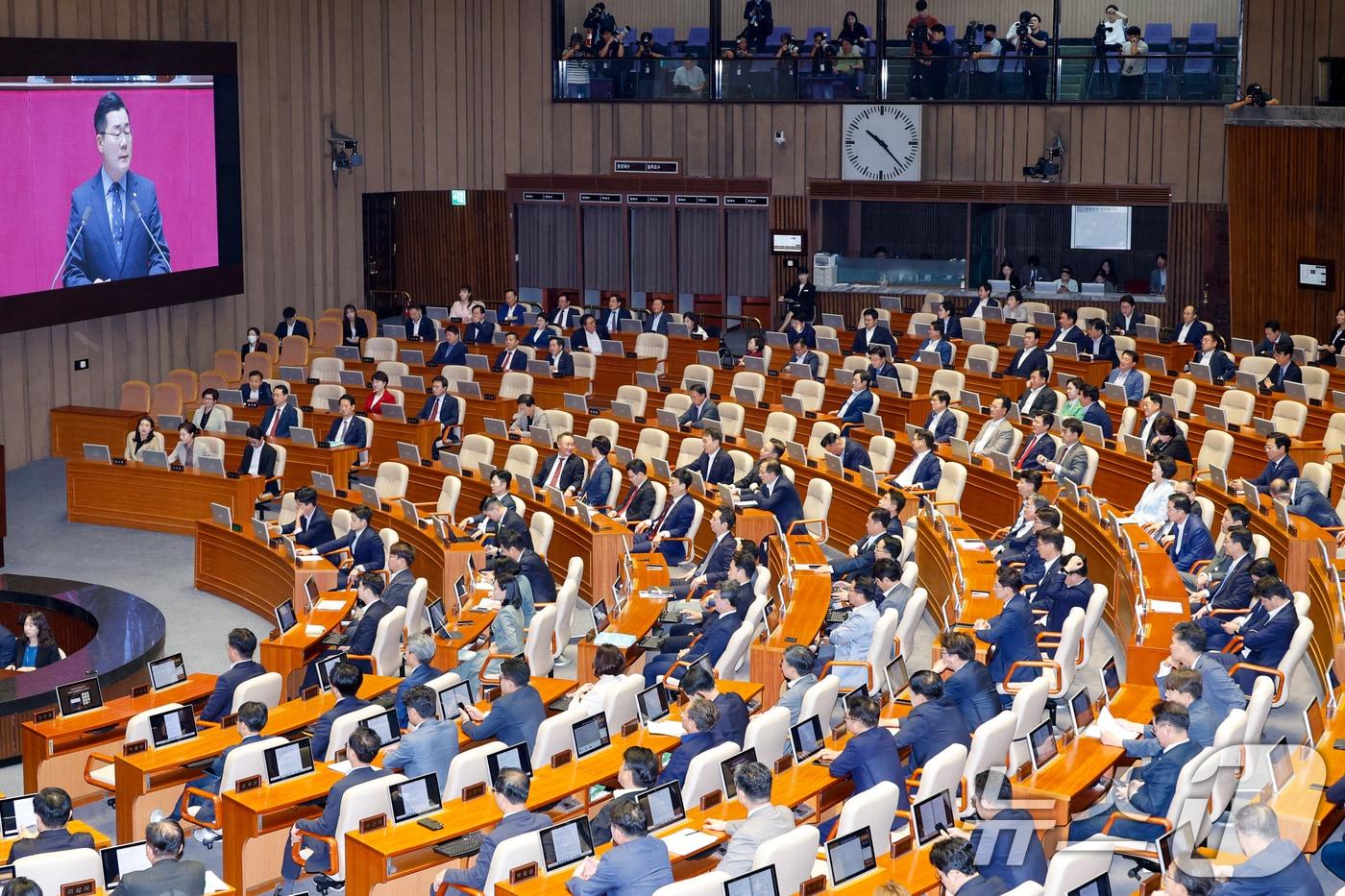 본문 이미지 - 박찬대 더불어민주당 원내대표가 4일 오전 서울 여의도 국회 본회의장에서 교섭단체 대표 연설을 하는 가운데 여야 의원들이 이를 듣고 있다. 2024.9.4/뉴스1 ⓒ News1 안은나 기자