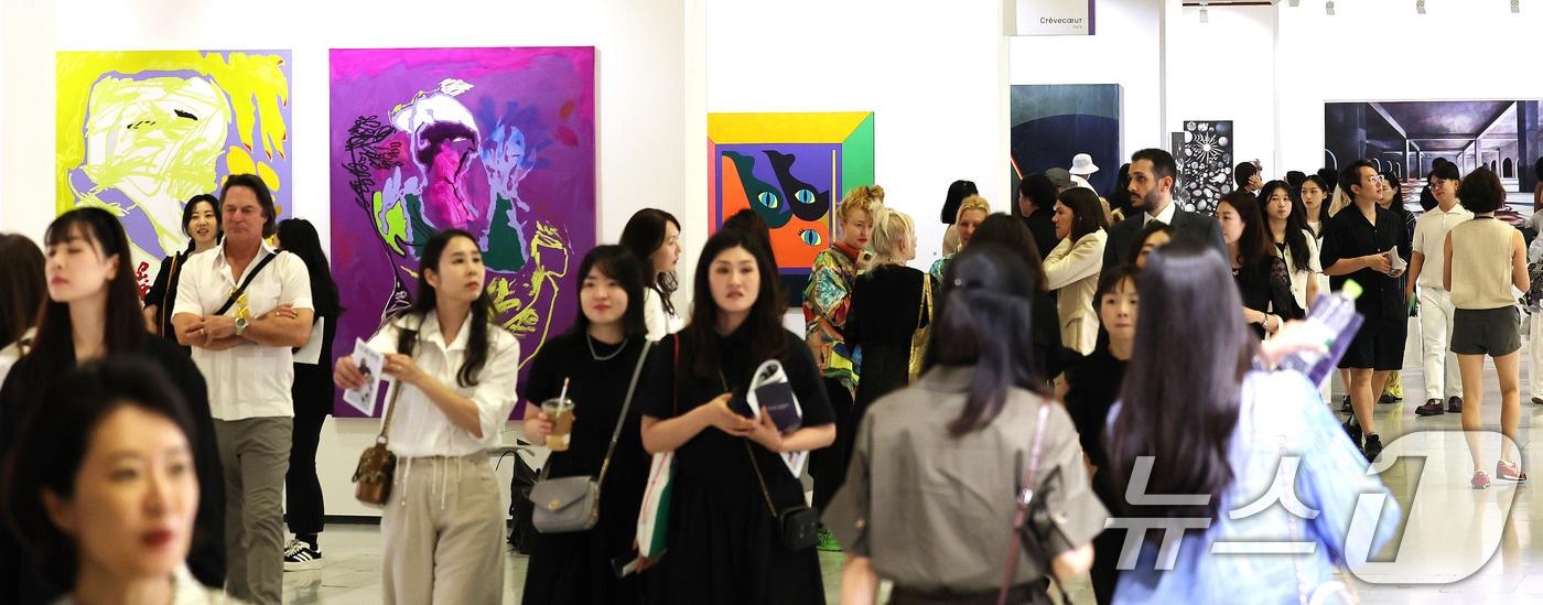 2024년 9월 4일 서울 강남구 코엑스에서 열린 글로벌 아트페어 ‘프리즈 서울 2024‘ VIP 프리뷰를 찾은 관람객들이 작품을 둘러보고 있다. 2024.9.4/뉴스1 ⓒ News1 박지혜 기자
