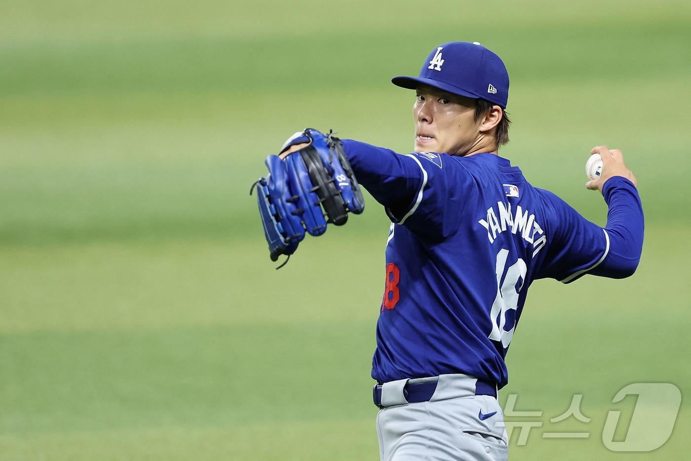 본문 이미지 - LA 다저스의 야마모토 요시노부가 복귀 초읽기에 들어갔다. ⓒ AFP=뉴스1