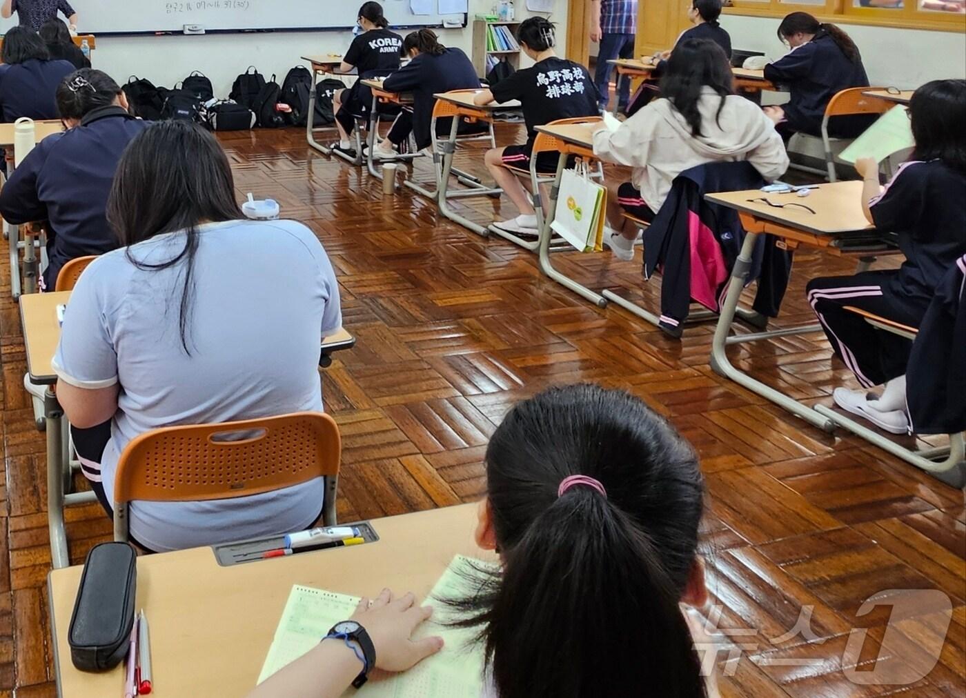 본문 이미지 - 2025학년도 대학수학능력시험 9월 모의평가 시행일인 4일 부산 동구 경남여고 3학년 교실에서 학생들이 시험 준비를 하고 있다.2024.9.4/ 뉴스1 ⓒ News1 조아서 기자