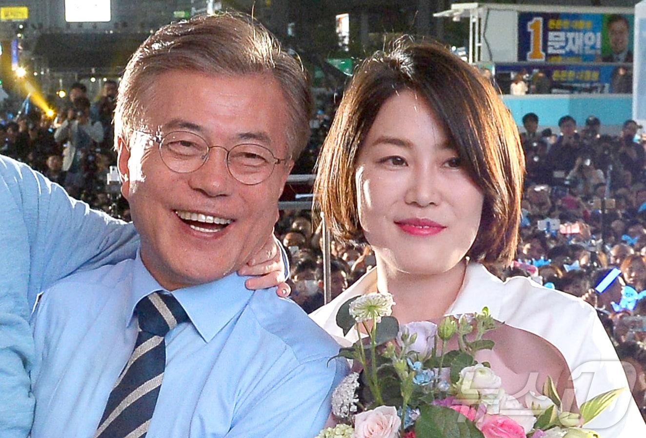 본문 이미지 - 문재인 전 대통령이 19대 대선 후보 시절 선거 유세에서 딸 문다혜 씨와 기념촬영을 하고 있다. 2017.5.8/뉴스1