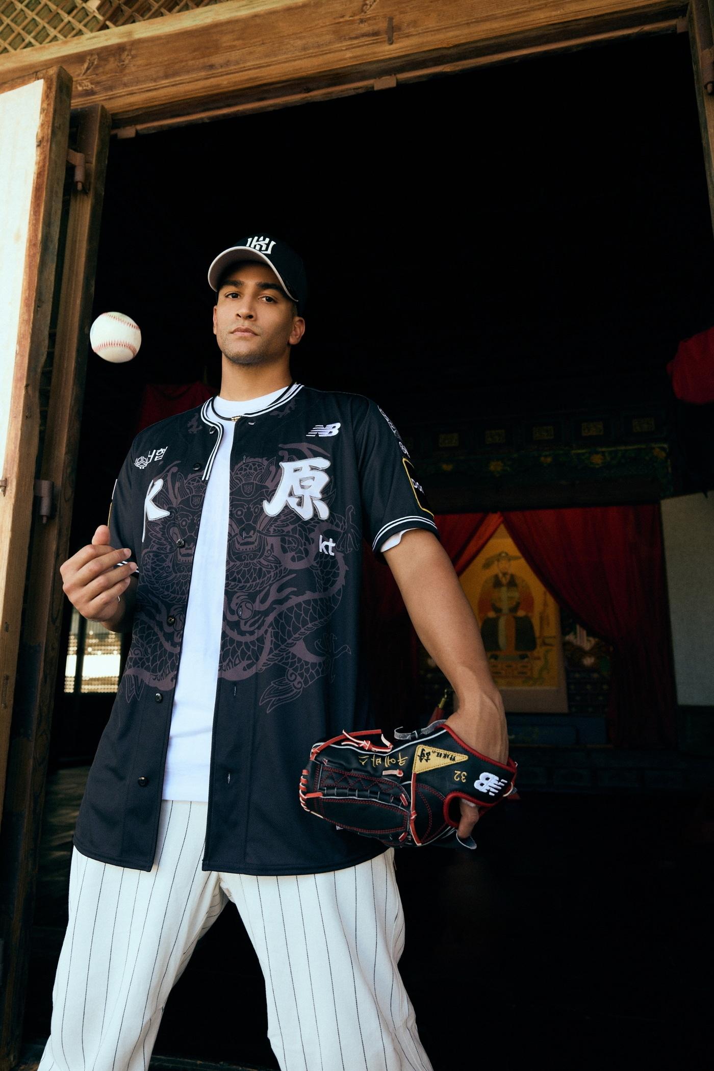 본문 이미지 - 2024 정조대왕 유니폼을 입은 KT 위즈 윌리엄 쿠에바스. (KT 제공)