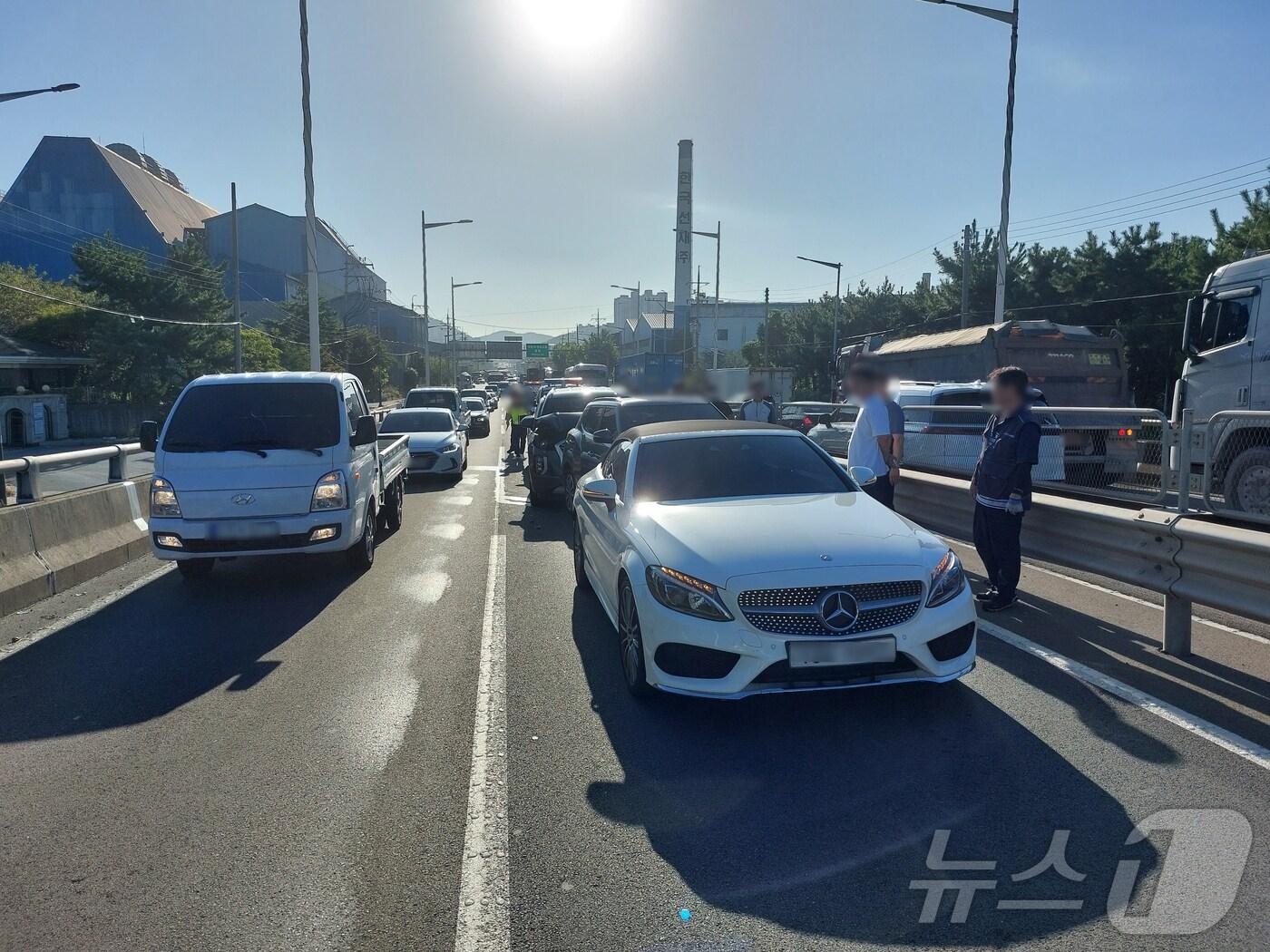 본문 이미지 - 4일 부산 사하구 을숙도대교 진입부 6중 추돌 사고 현장.(사하경찰서 제공)