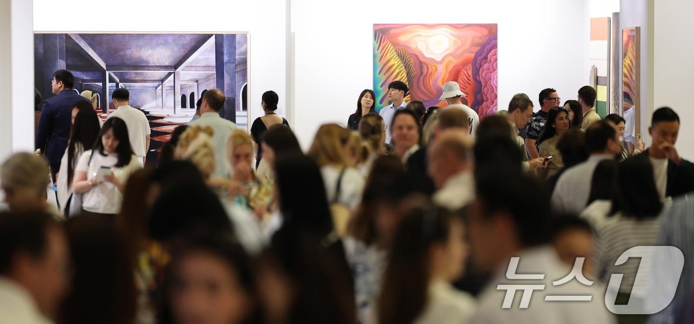 서울 강남구 코엑스에서 열린 글로벌 아트페어 ‘프리즈 서울 2024‘ VIP 프리뷰. 2024.9.4/뉴스1 ⓒ News1 박지혜 기자