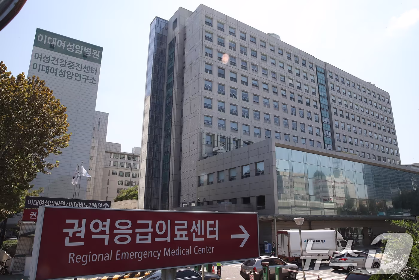 본문 이미지 - 서울 양천구 목동 이대목동병원으로 차량이 줄줄이 들어서고 있다.  ⓒ 뉴스1 임세영 기자