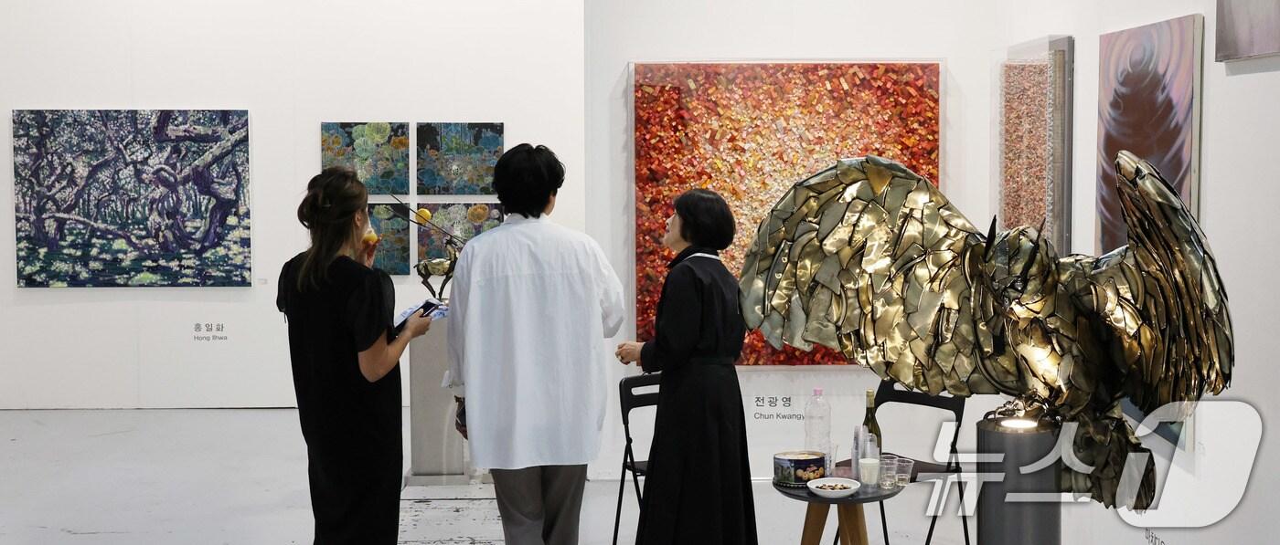 2024년 9월 4일, 서울 강남구 코엑스에서 열린 국내 최대 미술시장인 &#39;키아프 서울 2024&#39; VIP 프리뷰를 찾은 관람객들이 전시를 살펴보고 있다. 2024.9.4/뉴스1 ⓒ News1 박지혜 기자