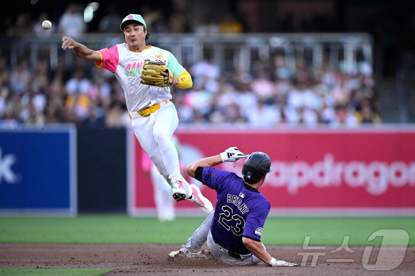 본문 이미지 - 샌디에이고 파드리스의 유격수 김하성이 이르면 이번주 내 그라운드로 복귀할 전망이다. ⓒ AFP=뉴스1