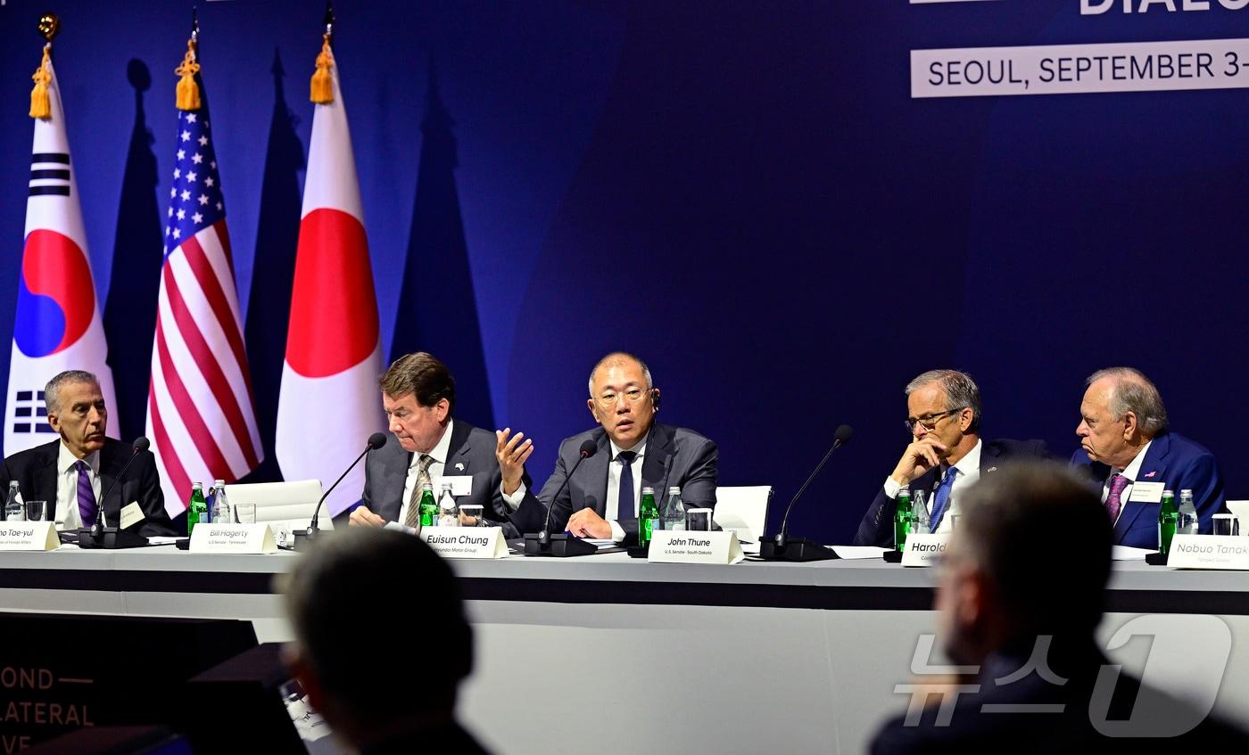  한미일 경제대화에 참석한 정의선 현대차그룹 회장(왼쪽 세 번째)이 인사말을 하고 있다..(현대차그룹 제공)