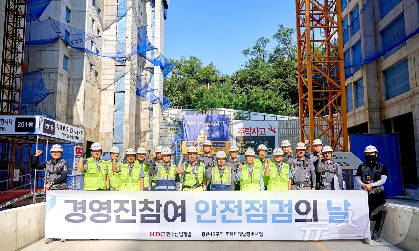 본문 이미지 - HDC현대산업개발 경영진이 4일 서대문 센트럴 아이파크와 DMC 가재울 아이파크 현장을 찾아 추석 연휴 전 특별 안전점검을 진행했다. 왼쪽 앞줄 네 번째부터 HDC현대산업개발 최익훈 대표이사, 신웅식 서대문 센트럴 아이파크 현장소장, 조태제 CSO 대표이사, 김회언 대표이사(HDC현대산업개발 제공).