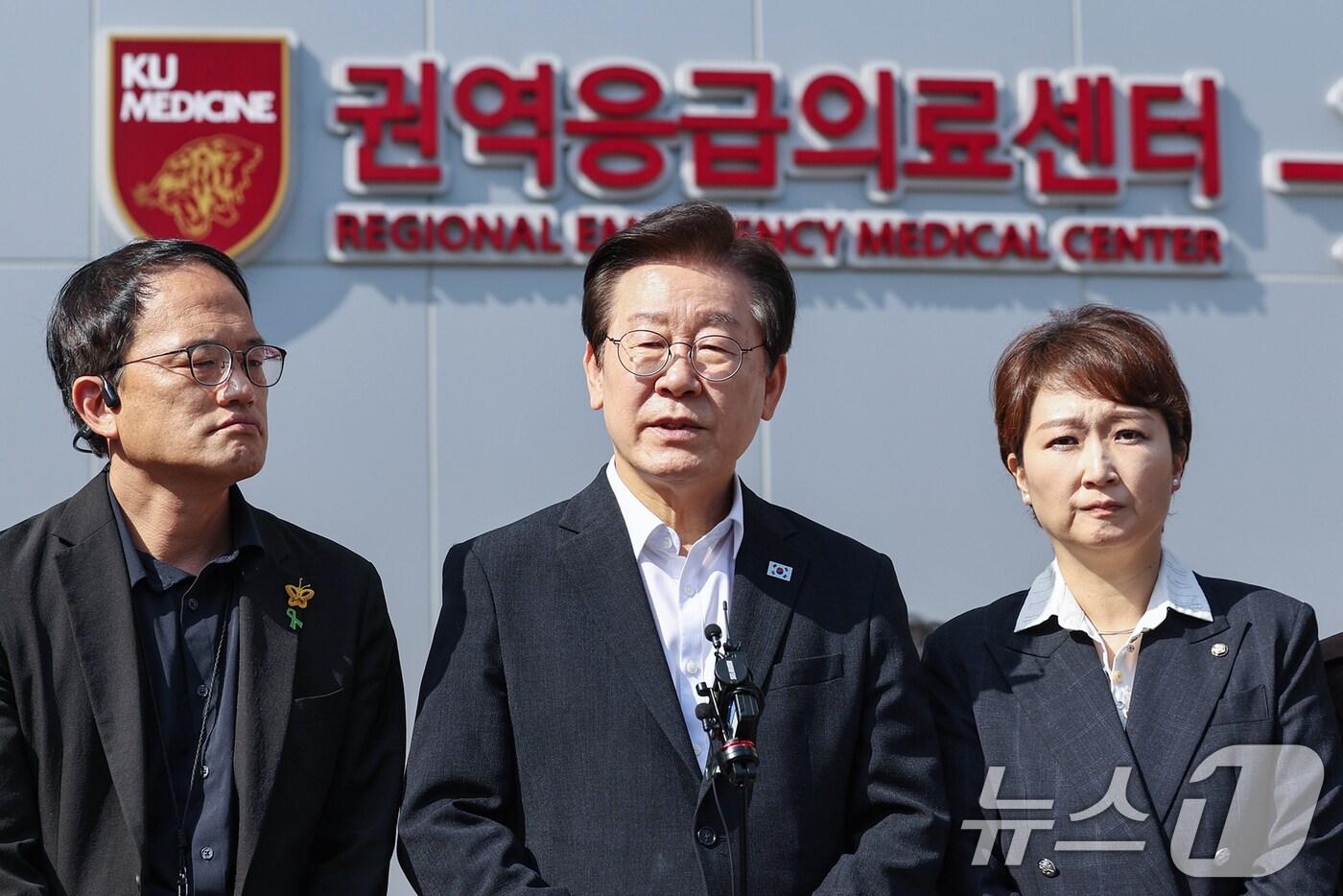 본문 이미지 - 이재명 더불어민주당 대표가 4일 오후 서울 성북구 고려대학교 안암병원 권역응급의료센터를 의료대란 대책특위 위원들과 함께 방문한 뒤 취재진의 질문에 답하고 있다. 2024.9.4/뉴스1 ⓒ News1 민경석 기자