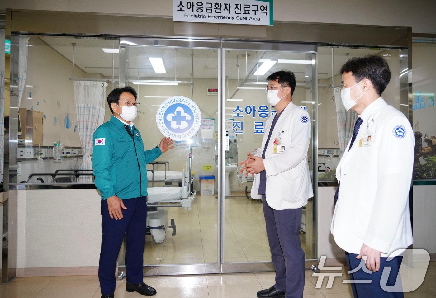 강기정 광주시장이 조선대병원 권역응급의료센터를 방문해 응급의료 등 비상진료대책을 점검하고 있다.(광주시 제공)/뉴스1 