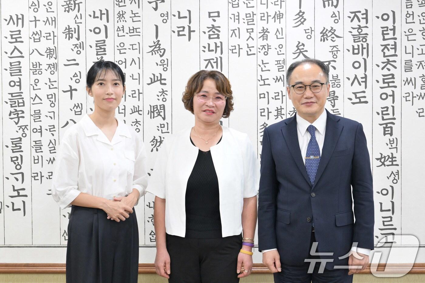 이원석 검찰총장이 4일 서울 서초구 대검찰청에서 보이스피싱 피해자의 용기있는 행동을 모티브로 한 영화 ‘시민덕희’의 실제 모델인 김성자씨와 박영주 영화감독을 접견해 기념촬영을 하고 있다. (대검찰청 제공)2024.9.4/뉴스1