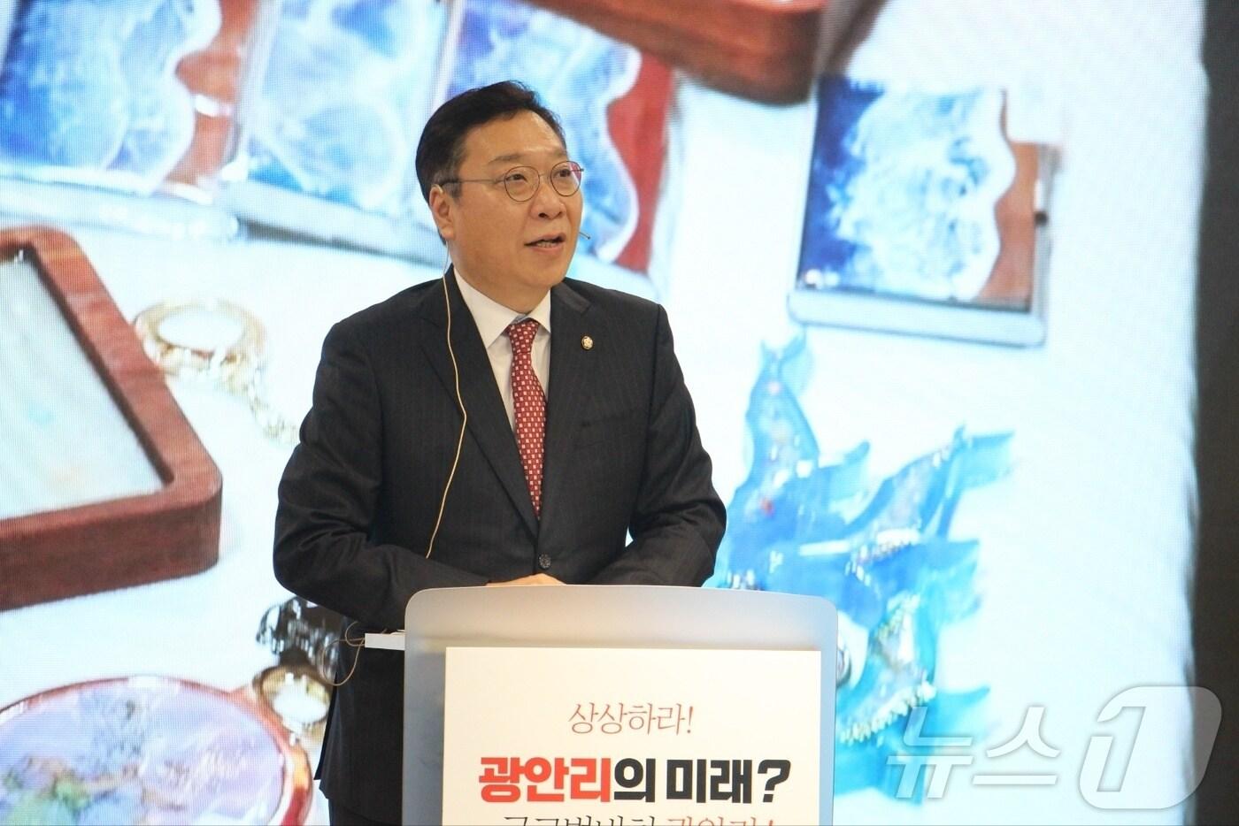 본문 이미지 - 정연욱 의원이 4일 오후 광안리 관광특구 지정을 위한 정책토론회에서 발언하고 있다.2024.9.4.손연우 기자