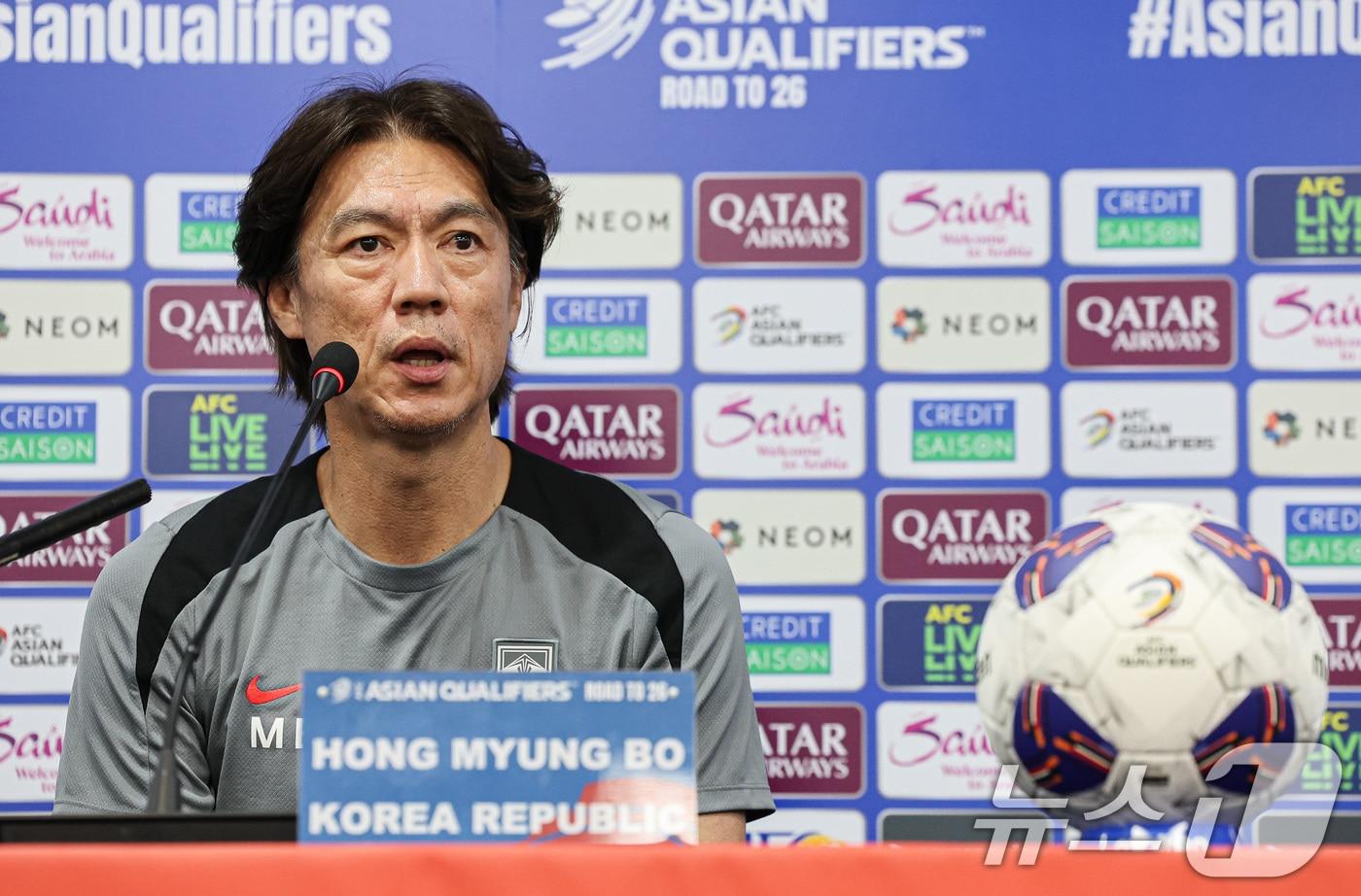 본문 이미지 - 홍명보 대한민국 축구대표팀 감독이 4일 오후 서울 마포구 서울월드컵경기장에서 2026 국제축구연맹(FIFA) 북중미 월드컵 아시아지역 3차 예선 경기를 앞두고 열린 공식 기자회견에서 각오를 밝히고 있다. 축구대표팀은 오는 5일 팔레스타인과 경기를 치른다. 2024.9.4/뉴스1 ⓒ News1 이재명 기자