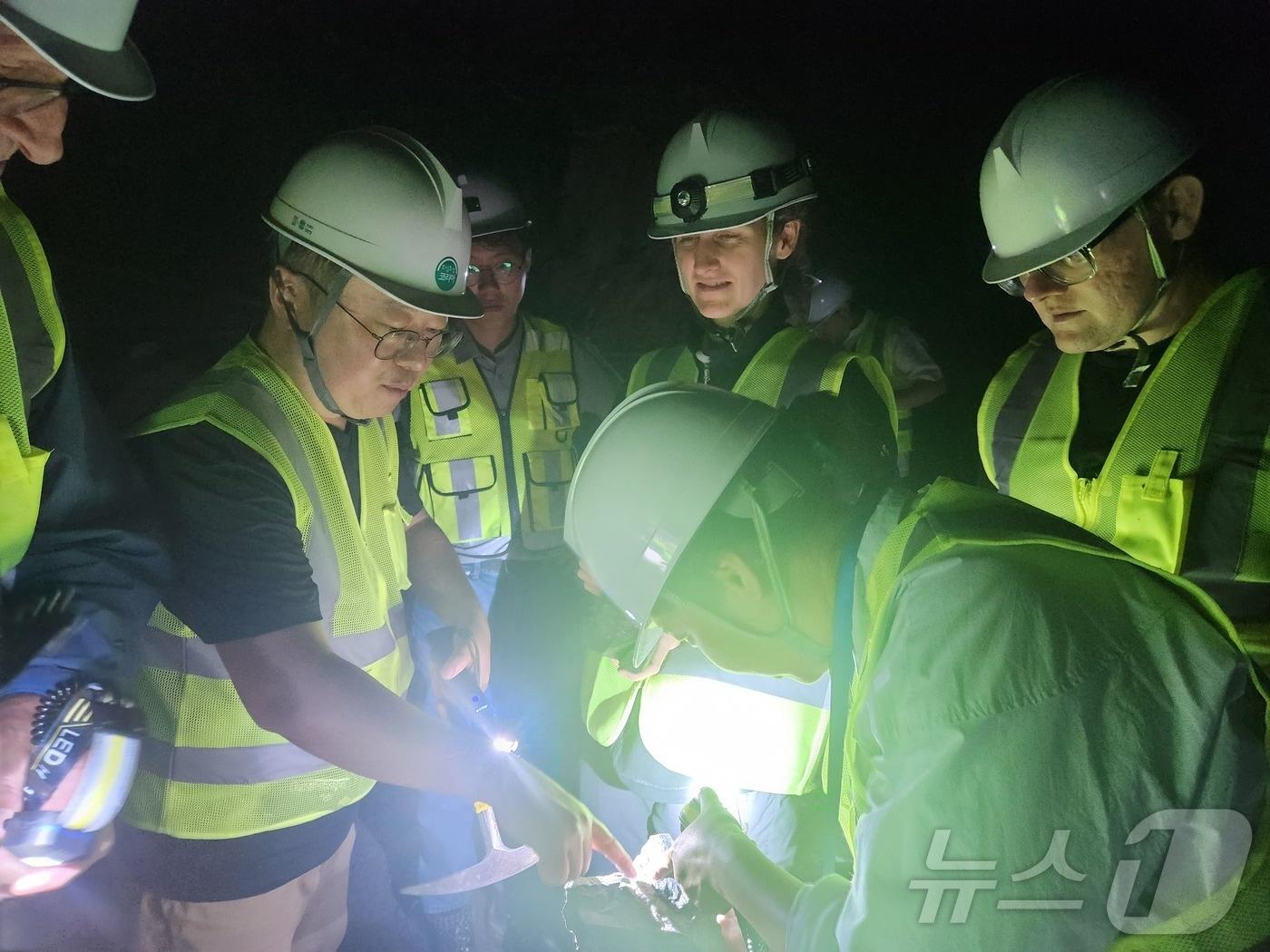 본문 이미지 - 각국 지질학자들이 지난 2일 강원 영월군 상동읍의 텅스텐광산인 상동광산을 살펴보고 있다. (알몬티대한중석 제공) 2024.9.4/뉴스1