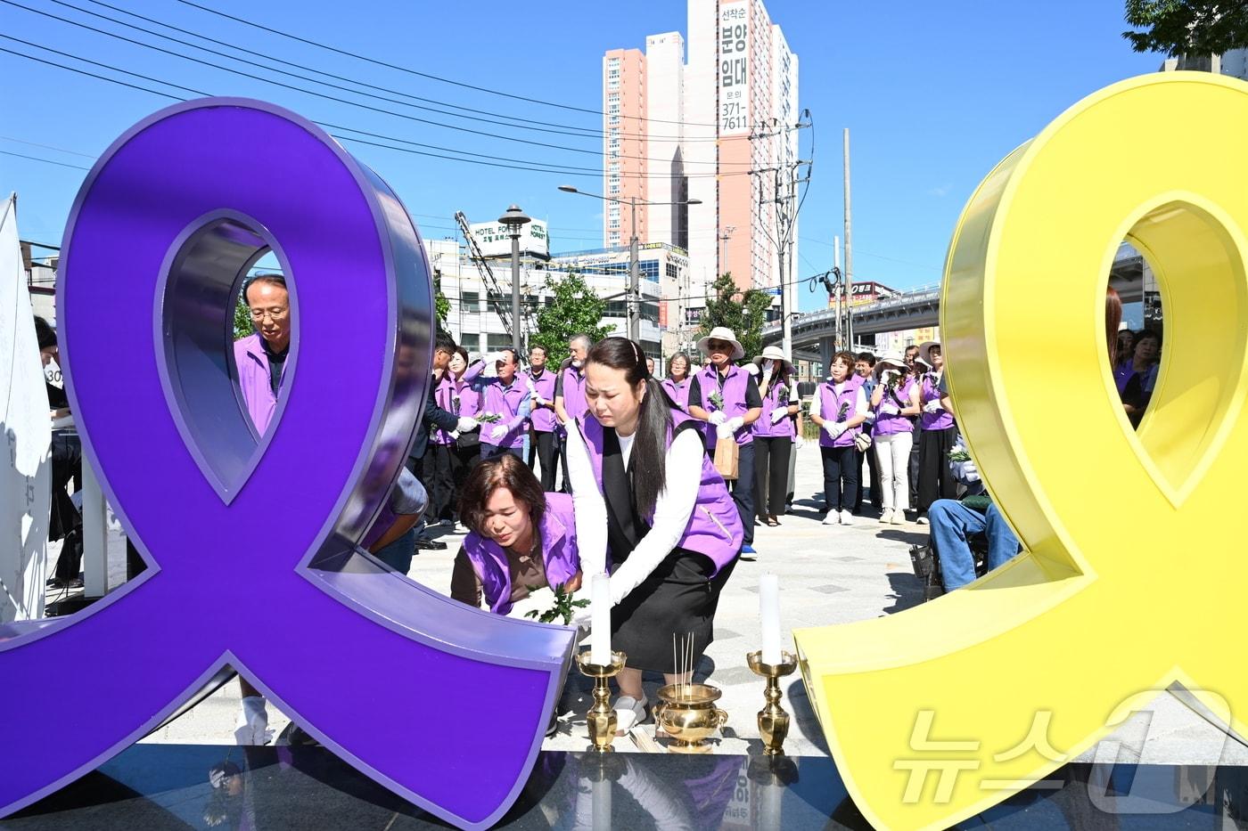 4일 광주 남구가 세월호·이태원 희생자를 추모하기 위해 백운광장에 설치한 경관조형물에서 참사 유가족들이 참여한 가운데 제막식을 진행하고 있다.&#40;광주 남구 제공&#41;2024.9.4/뉴스1 