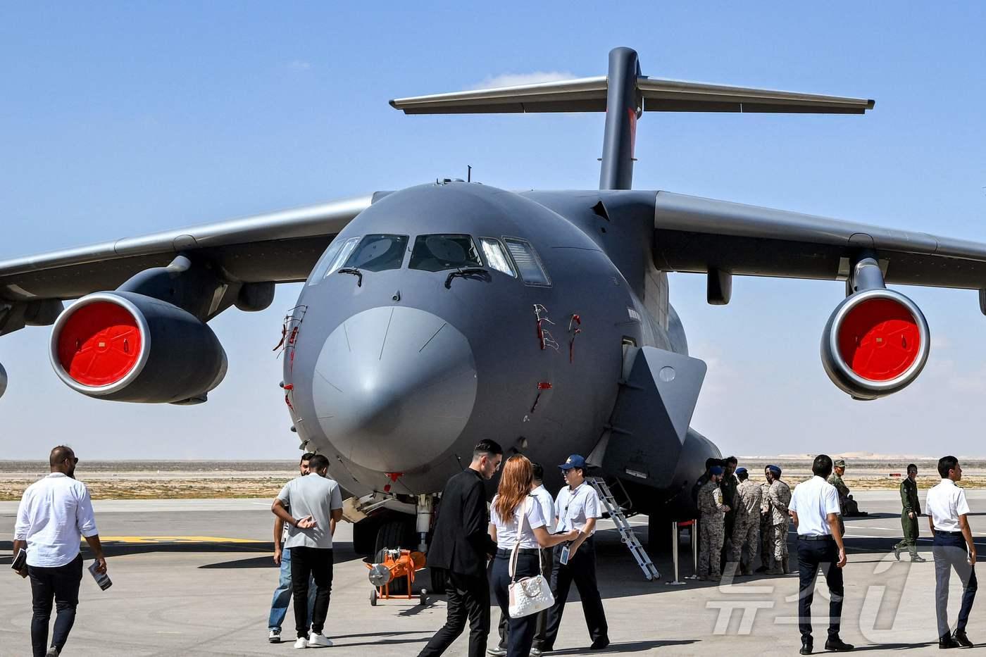 중국 항공공업이 제작한 시안 Y-20 전략 수송기가 4일 이집트 알라메인 국제공항에서 열린 국제에어쇼에서 관람객들을 맞고 있다. 항속거리 4500km에 적재 능력 66톤의 성능을 지닌 것으로 알려진 Y-20 수송기는 중국 인민해방군 공군의 전략 수송기로 도입돼 기존 러시아산 일류신 76 수송기를 대체해나가고 있다. 우리나라에서는 이집트에어쇼에 KAI의 FA-50 경공격기와 KF-21 보라매 전투기 두 기종이 참가했다. 2024.09.04 ⓒ AFP=뉴스1 ⓒ News1 유수연기자