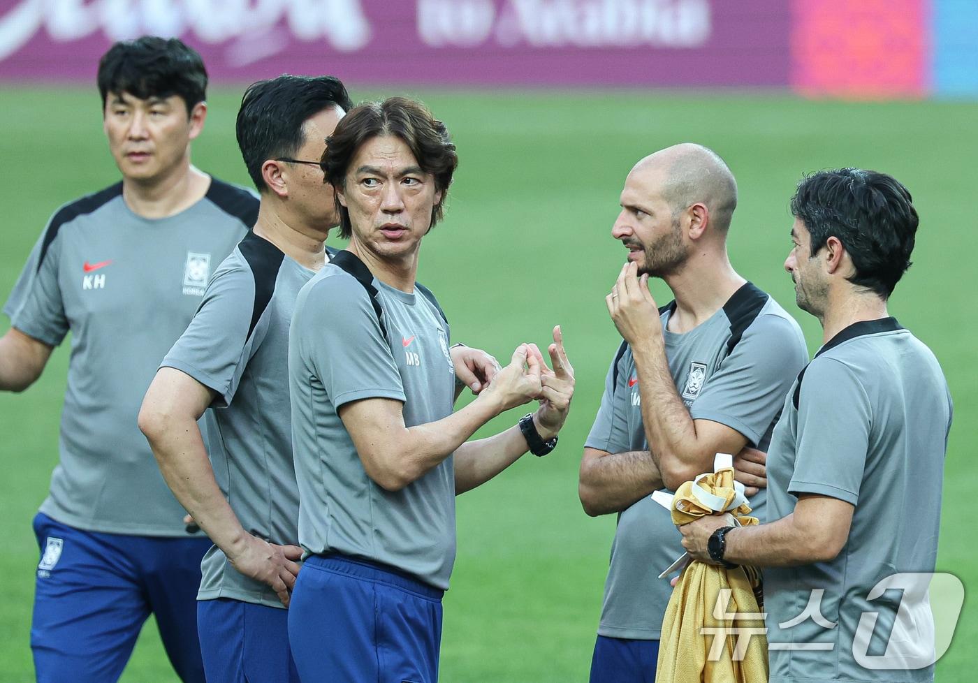 본문 이미지 - 홍명보 대한민국 축구대표팀 감독과 코칭스태프가 유럽에서 선수들을 직접 체크한다. /뉴스1 ⓒ News1 이재명 기자