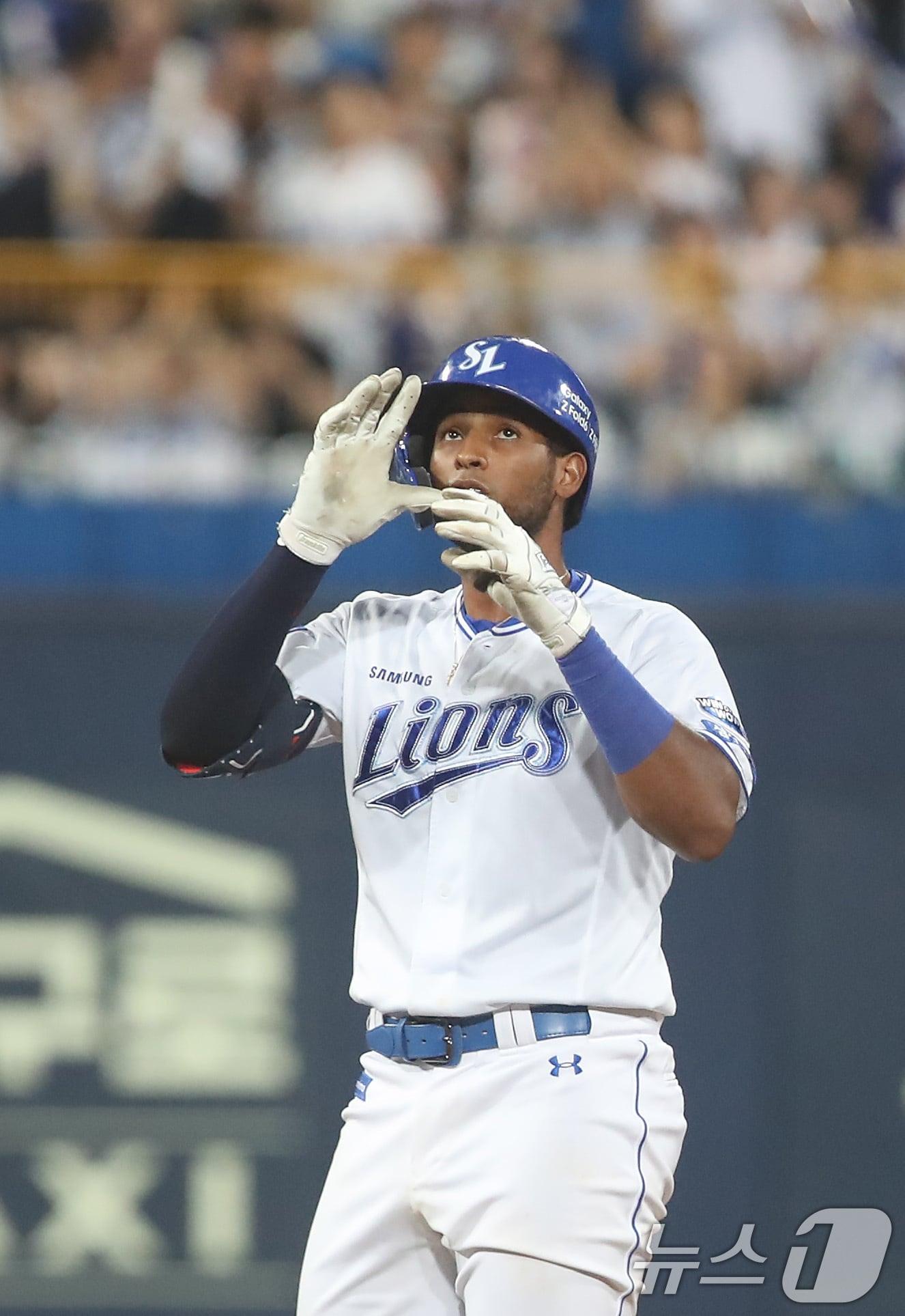 본문 이미지 - 4일 오후 대구 삼성라이온즈파크에서 열린 프로야구 '2024 신한 SOL 뱅크 KBO리그' 두산 베어스와 삼성 라이온즈의 경기, 5회말 2사 2루 상황 삼성 5번타자 디아즈가 우익수 방면 1타점 적시타를 친 뒤 2루를 밟고 세리머니를 하고 있다. 2024.9.4/뉴스1 ⓒ News1 공정식 기자