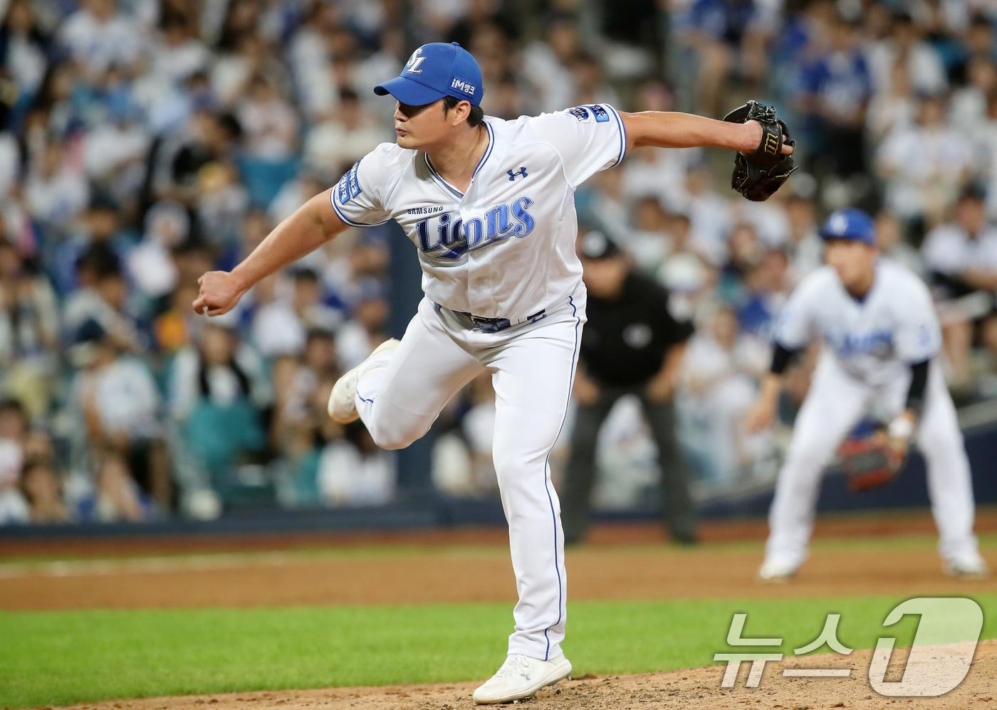 본문 이미지 - 4일 오후 대구 삼성라이온즈파크에서 열린 프로야구 '2024 신한 SOL 뱅크 KBO리그' 두산 베어스와 삼성 라이온즈의 경기, 7회초 마운드에 오른 삼성 오승환이 역투하고 있다. 2024.9.4/뉴스1 ⓒ News1 공정식 기자