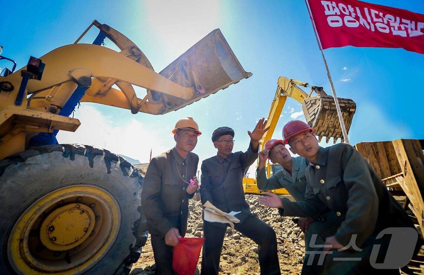 본문 이미지 - (평양 노동신문=뉴스1) = 북한 노동당 기관지 노동신문은 5일 자강도의 수해 복구 지역에 동원된 각지 당원연대가 "살림집 기초 굴착과 콘크리트치기를 단 3일 동안에 결속하고 골조공사를 본격적으로 추진하고 있다＂고 보도했다. [국내에서만 사용가능. 재배포 금지. DB 금지. For Use Only in the Republic of Korea. Redistribution Prohibited] rodongphoto@news1.kr