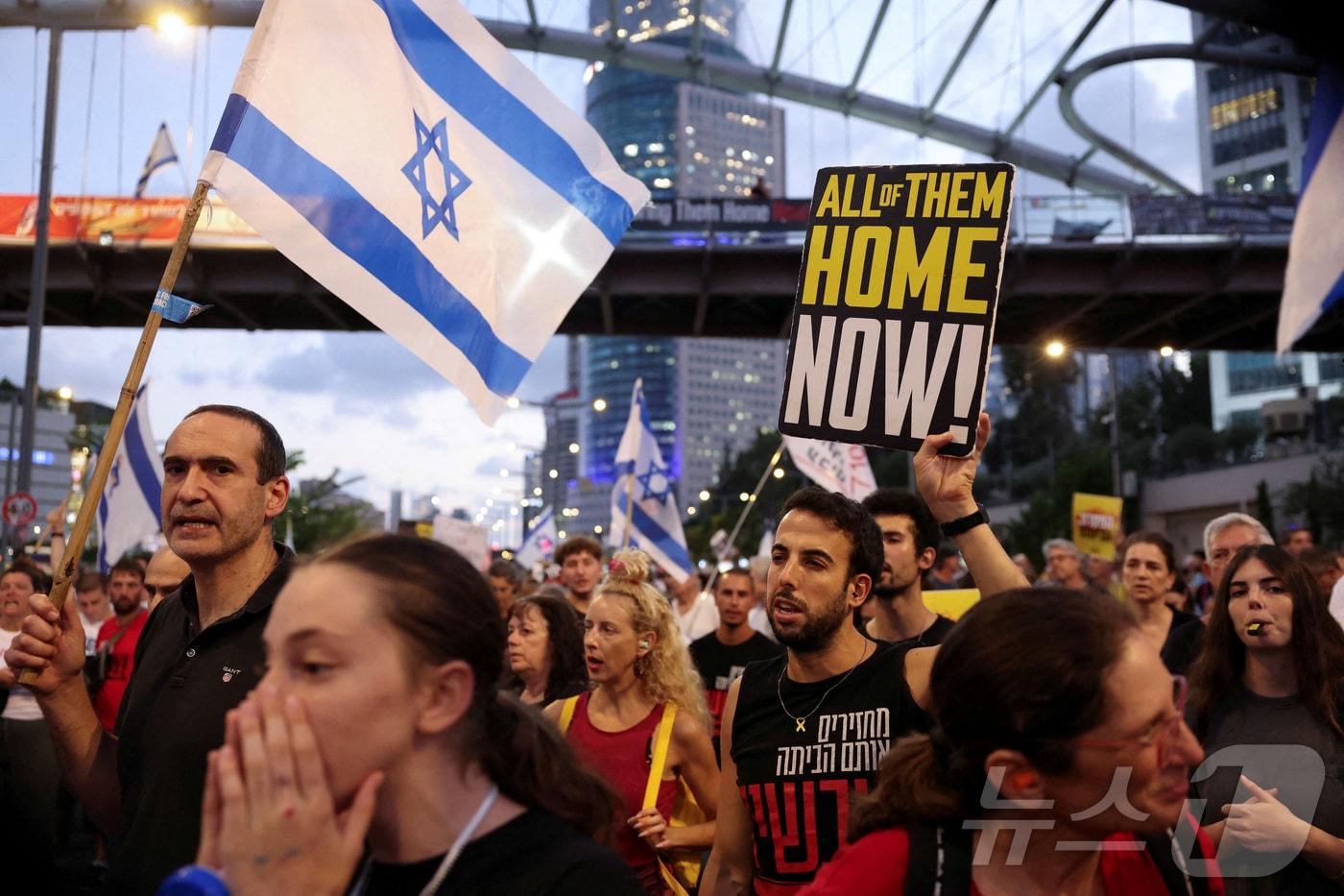 본문 이미지 - 4일(현지시간) 이스라엘 텔아비브에서 인질 협상을 요구하는 시위대. 지난달 31일 가자지구에서 인질 6명이 시신으로 발견된 후 이스라엘선 연일 대규모 시위가 벌어지고 있다. 2024.09.04 ⓒ 로이터=뉴스1 ⓒ News1 유수연 기자