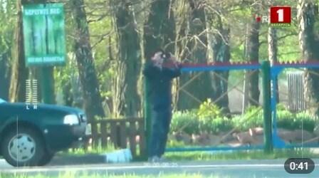 본문 이미지 - 벨라루스에서 지난 9일 보안당국에 구속된 일본인 남성으로 추정되는 이의 모습. (출처 RBC) 2024.09.05/