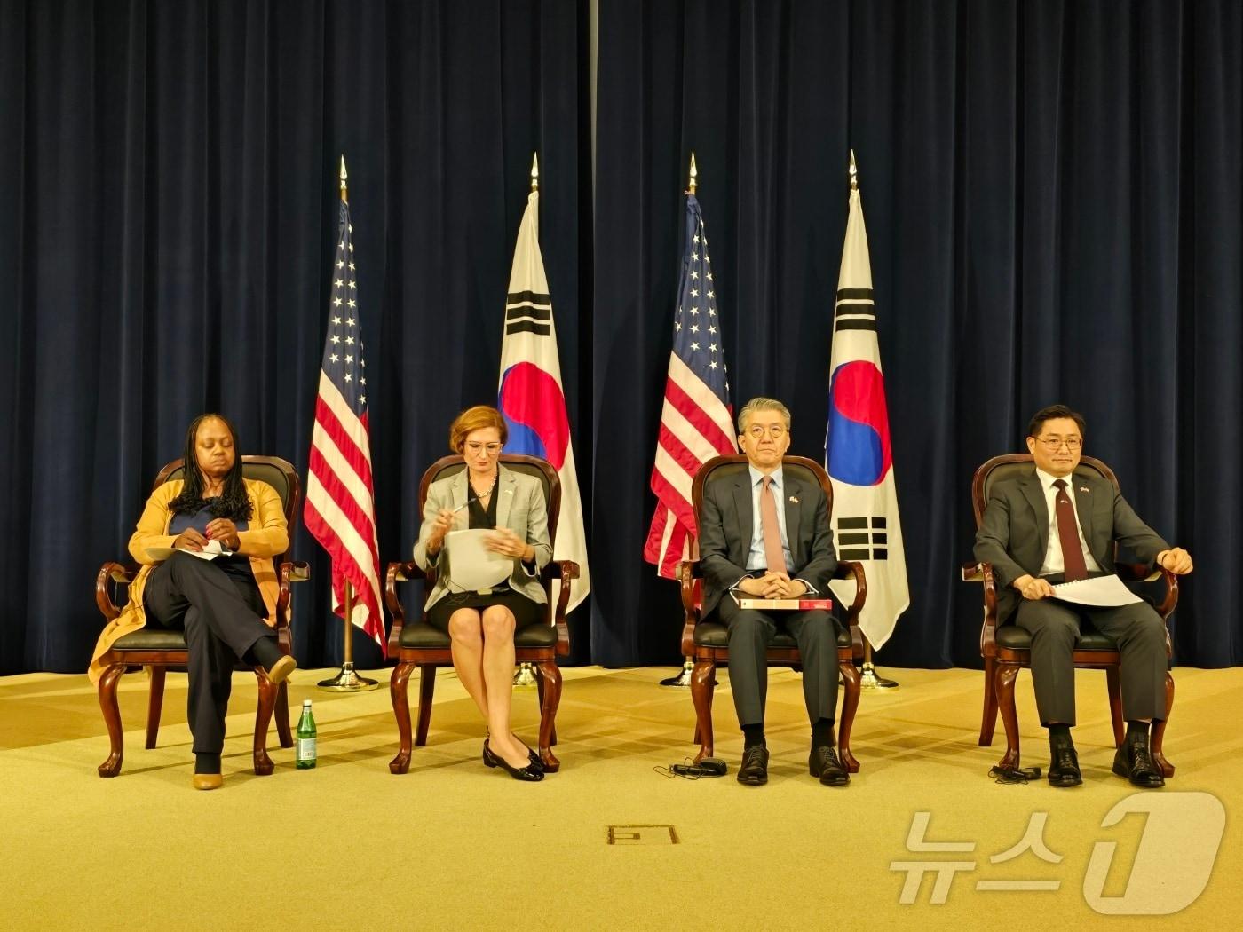 본문 이미지 - 4일(현지시간) 미국 워싱턴DC 국무부 청사에서 한미 외교·국방 당국자들이 확장억제전략협의체(EDSCG) 제5차 회의 후 기자회견을 갖고 있다. 사진 왼쪽부터 보니 젠킨스 미 국무부 군비통제·국제안보차관, 카라 에버크롬비 미 국방부 정책부차관, 김홍균 외교부 1차관, 조창래 국방부 정책실장.