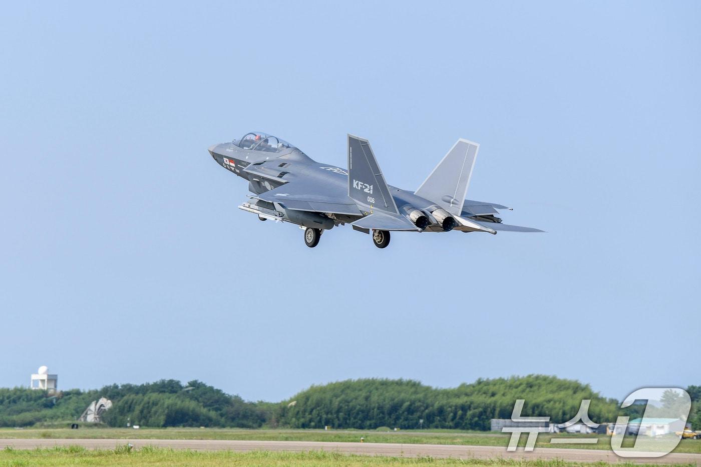 본문 이미지 - 여군 최초 KF-21 시험비행조종사인 정다정 소령이 탑승한 전투기가 지난 4일 오전 공군 서산기지 활주로를 힘차게 박차며 이륙하고 있다. 정 소령은 지난달 23일 여군 최초로 KF-21 개발시험비행 자격을 획득했다. (공군 제공) 2024.9.5/뉴스1