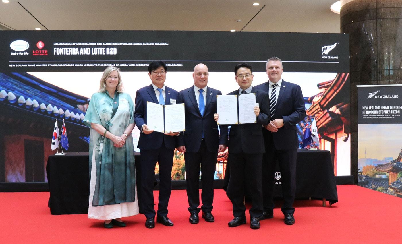 왼쪽부터 돈 베넷 주한 뉴질랜드 대사, 이경훤 롯데중앙연구소장, 크리스토퍼 럭슨 뉴질랜드 총리, 김천일 폰테라 한국 지사장, 마일스 허렐 폰테라 CEO가 유제품 원료 공급망 탄소 발자국 감소 등 지속 가능한 사업 추진을 위한 양해각서를 체결하고 기념사진을 찍고 있다.(롯데중앙연구소 제공)