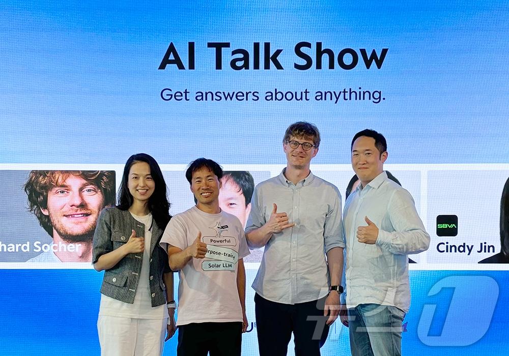 본문 이미지 - (왼쪽부터)진윤정 SBVA 상무, 김성훈 업스테이지 대표, 리차드 소커 유닷컴 CEO, 이준표 SBVA 대표(SBVA 제공)