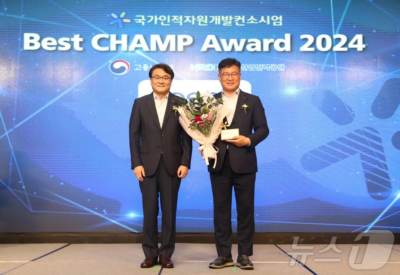 본문 이미지 - 포스코가 4일 열린 우수공동훈련센터 시상식에서 성과평가 우수기관상과 자율공동훈련센터 선정패를 받았다. 왼쪽부터 한국산업인력공단 이우영 이사장, 포스코 양병호 경영지원본부장.(포스코홀딩스 제공)