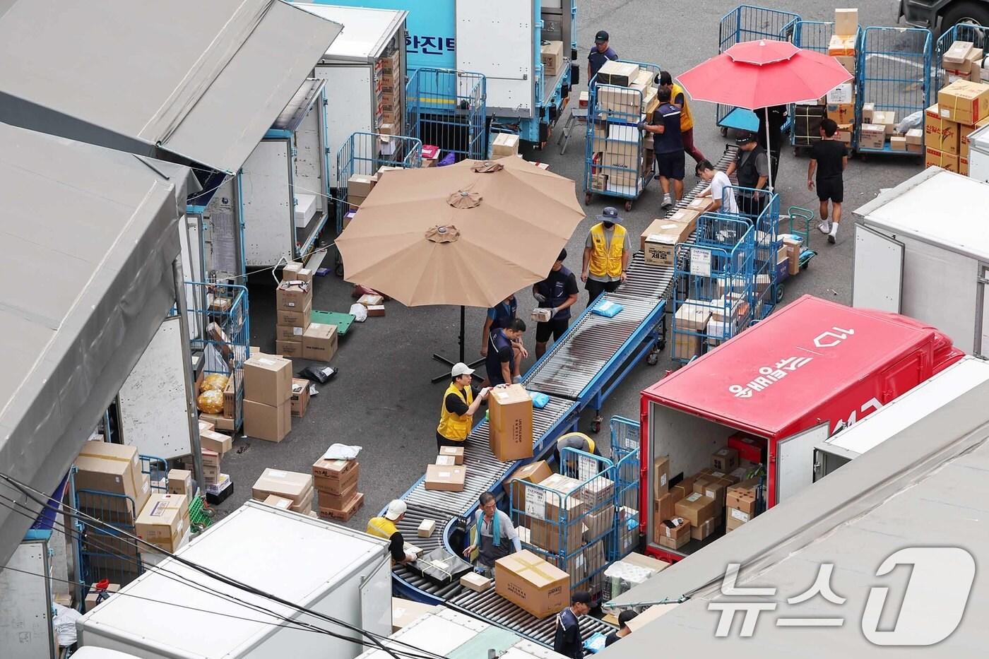 본문 이미지 - 서울의 한 택배 물류센터에서 택배 기사들이 분주히 배송 준비 작업을 하고 있다. 2024.9.5/뉴스1 ⓒ News1 민경석 기자