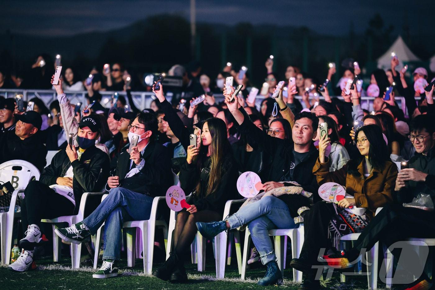 본문 이미지 - 몽골 현지인들이 한국관광공사가 진행한 K-팝 공연을 즐기고 있다.(한국관광공사 제공)