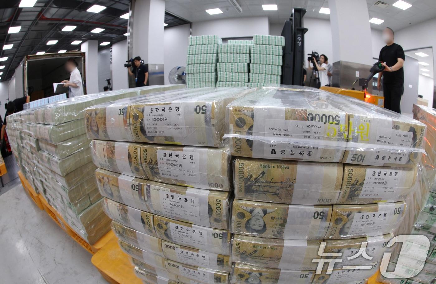 지난해 9월 서울 중구 한국은행 화폐수납장에서 현금 운송 관계자들이 시중은행으로 공급될 추석 자금 방출 작업을 하고 있다. 2024.9.5/뉴스1 ⓒ News1 사진공동취재단