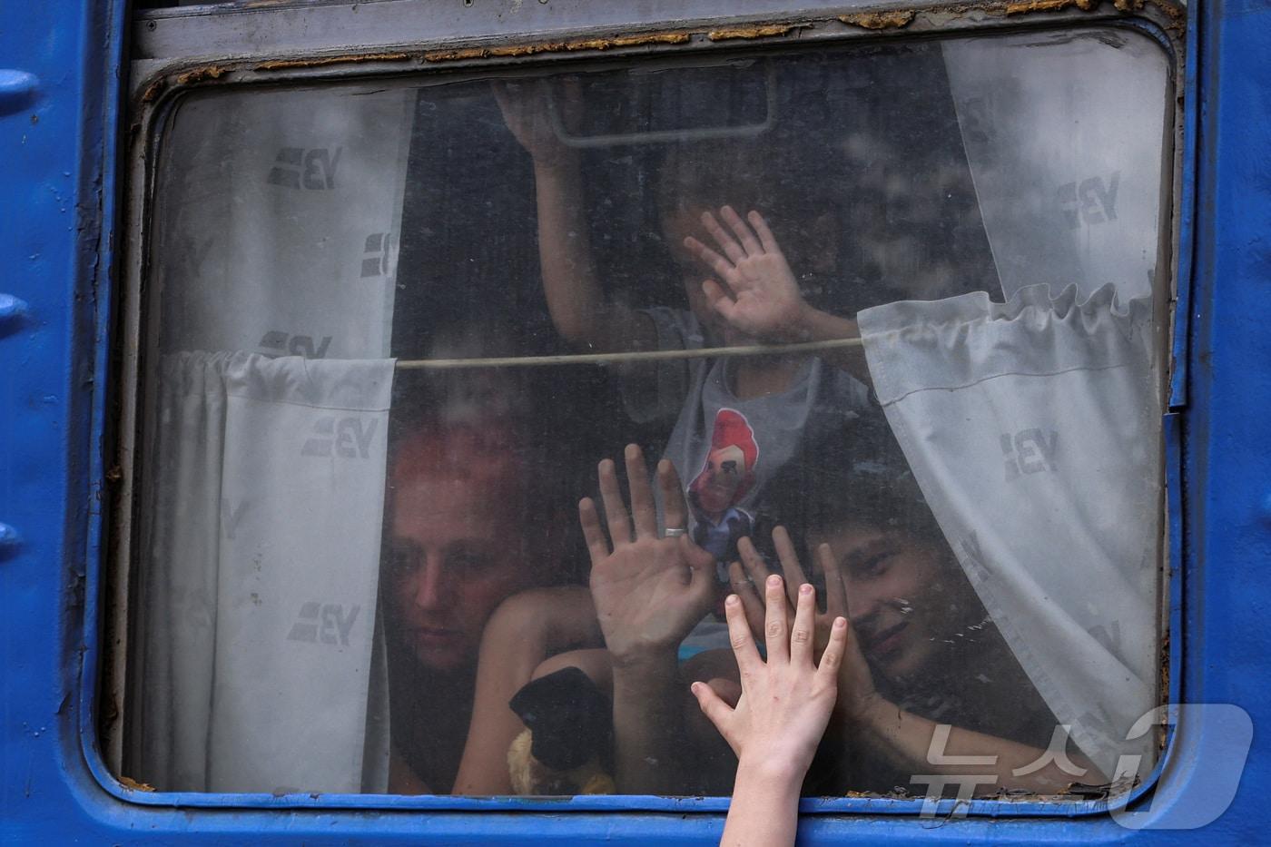 본문 이미지 - 30일(현지시간) 우크라이나 동부 포크로우스크에서 주민들이 피란을 떠나며 가족에게 인사하고 있다. 러시아군은 현재 포크로우스크 10㎞ 이내까지 접근한 상황이다. 2024.08.30/ ⓒ 로이터=뉴스1 ⓒ News1 박재하 기자