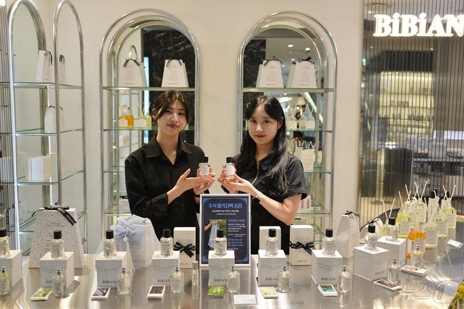 본문 이미지 - 니치향수 브랜드 비비앙 직원들이 니치 향수 제품을 소개하고 있다.(롯데백화점 제공)