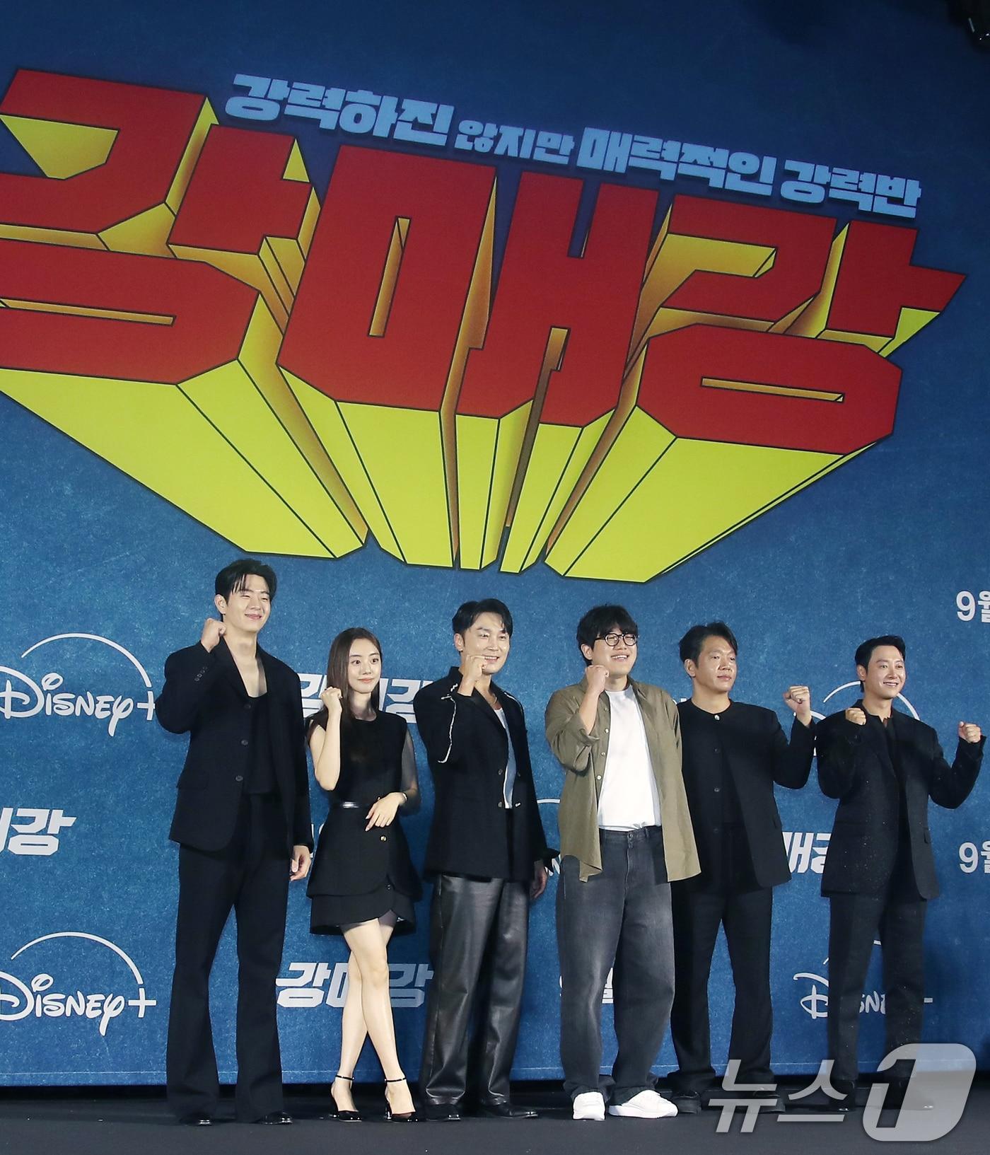 본문 이미지 - 배우 이승우(왼쪽부터)와 박세완, 서현우, 안종연 감독, 박지환, 김동욱이 5일 오전 서울 구로구 신도림 라마다 호텔에서 열린 디즈니+ 새 오리지널 시리즈 '강매강' 제작발표회에 참석해 포즈를 취하고 있다. '강매강'은 전국 꼴찌 강력반과 초엘리트 신임반장이 만나 최강의 원팀으로 거듭나는 코믹 수사물이다. 2024.9.5/뉴스1 ⓒ News1 권현진 기자