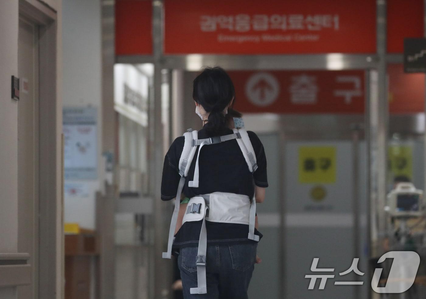 5일 경기 수원시 영통구 아주대학교병원 응급실로 소아 환자가 들어가고 있다. 아주대병원은 이날부터 '권역응급의료센터 제한 진료'를 시행하며 목요일 오전 7시부터 24시간 동안은 16세 이상 심정지 환자만 수용할 계획이다. 2024.9.5/뉴스1 ⓒ News1 김영운 기자