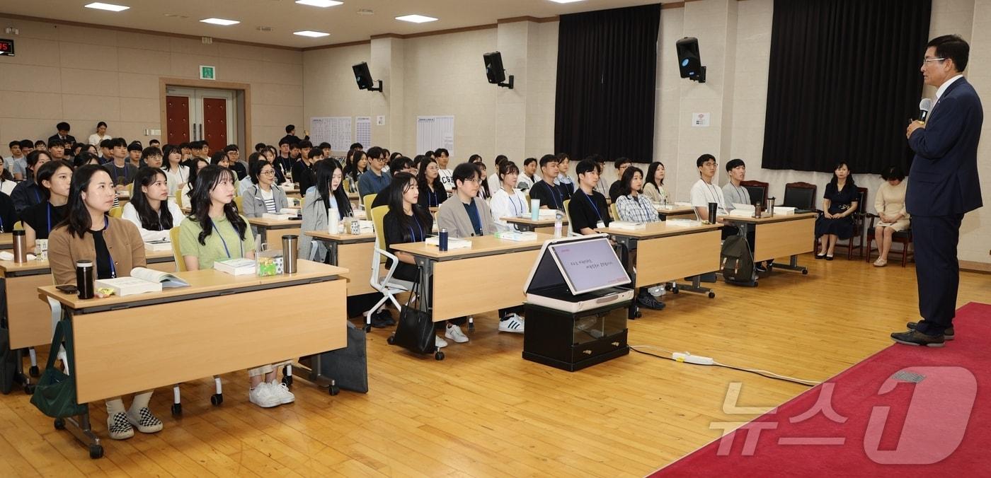 본문 이미지 - 윤건영 충북도교육감이 5일 단재교육연수원을 방문해 지방공무원 신규 임용시험 최종합격자 106명에게 "실력다짐 충북교육을 위해 동행하자"라고 당부했다.(충북교육청 제공)/뉴스1