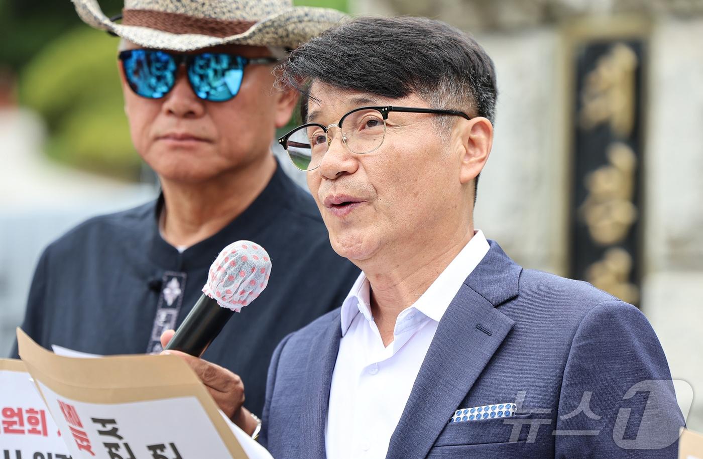 본문 이미지 - 김건희 여사에게 명품백을 건넨 최재영 목사가 5일 서울 서초구 대검찰청 앞에서 본인의 검찰수사심의위원회 소집 신청을 받아들여줄 것을 요구하는 의견서 공개 기자회견을 하고 있다./뉴스1 ⓒ News1 김도우 기자